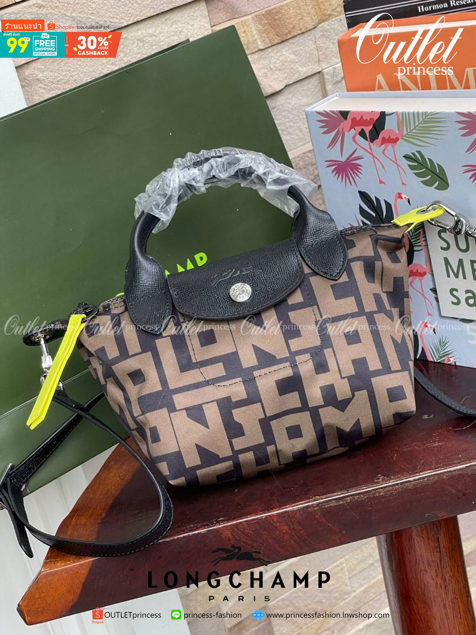 LONGCHAMP LE PLIAGE COLLECTION TOP HANDLE BAG XS พบกับคอลเลคชั่นใหม่ล่าสุด มีดีไซน์ที่เรียบหรูและคลาสสิก แฝงด้วยลูกเล่นแบบเฟมินีน แถมยังมีน้ำหนักเบาอย่างไม่น่าเชื่อ มาพร้อมกับหูจับกระเป๋าคู่และฝาปิดแบบกระดุม กระเป๋าถือใบนี้สามารถใช้ถือแบบทั่วไป มีสายสะพาย