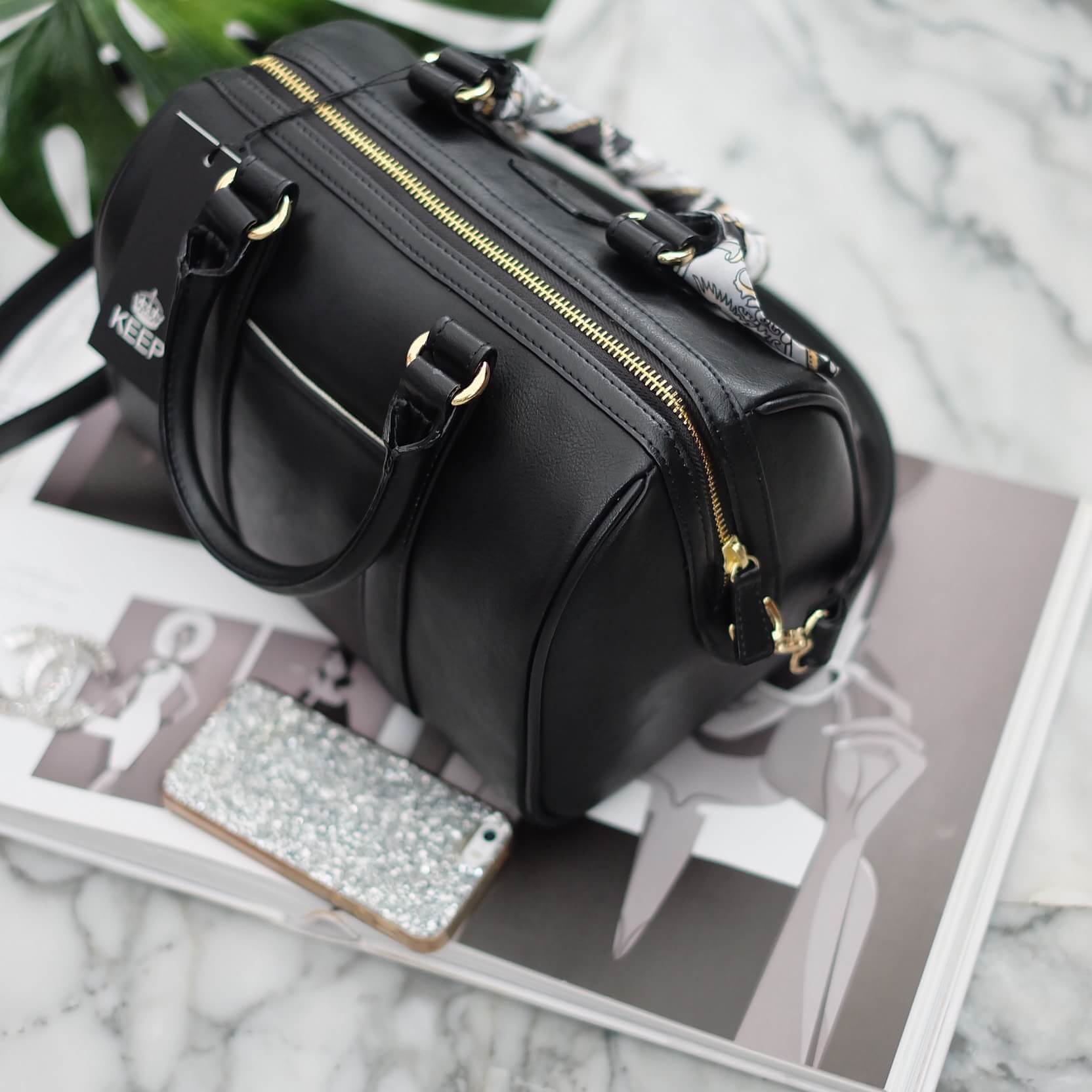 รุ่นใหม่ล่าสุด ขนาด มินิ หนังแกะสวยมากคะ สีเข้าใหม่ >> สี classy black รุ่น KEEP sheep leather Pillow bag สวย น่ารัก ขนาดตอบทุกโจทย์การใช้งาน เห็นแล้ว #หลงรักเลยคะ ตัวกระเป๋าขนาดกำลังดี จุของคุ้ม หนังแกะ สวยมาก ดูแลรักษาง่าย ประดับด้วยผ้าพันหูกระเป๋