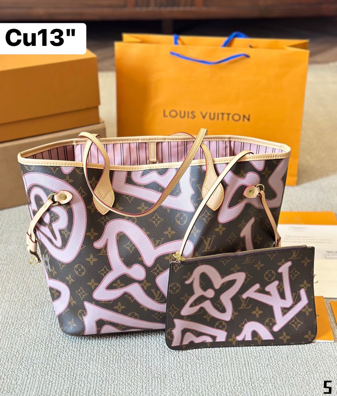 LV Neverfull MM Tahitienne Damier Azur / Capri Monogram กระเป๋าทรงโท้ทใบใหญ่ ดีไซน์ใหม่ สีสันลวดลายโดดเด่นไม่ซ้ำใคร แต่งแต้มลงบนกระเป๋าสร้างดีเทลให้ดูมีมูลค่าเพิ่มขึ้น อัพลุคได้เลย