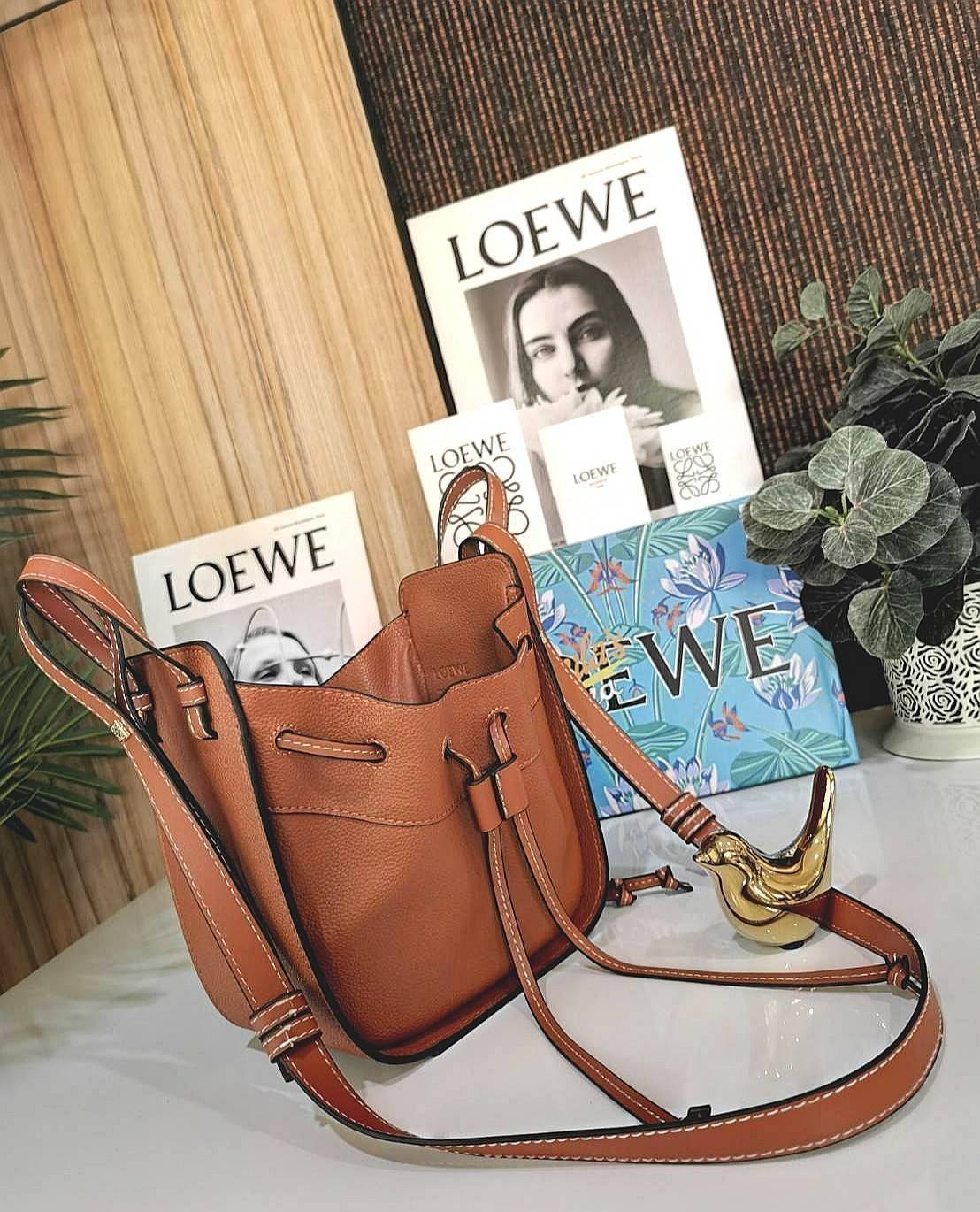 LOEWE HANDLE & SHOULDER BAG GIFT WITH PURCHASE (GWP) กระเป๋าถือหรือสะพายหนังแท้พรีเมี่ยมกิ๊ฟ Limited จาก LOEWE PERFUME DUTYFREE รุ่น Rare items สุดๆวัสดุหนังแท้ Calfskin หนังสวยดีไซน์คงเอกลักษณ์แบรนด์ สามารถปรับใช้ได้หลายทรงด้านข้างมีหูรูดปรับขยายทรงได้ภา