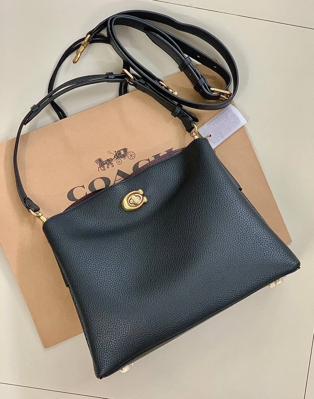 COACH WILLOW SHOULDER BAG ((C2745//C2590//C2621)) พร้อมส่งที่ไทย รุ่นแนะนำค่ะ🔥🔥 🔺กระเป๋าหิ้ว//คล้องไหล่//สะพายข้าง สุดคุ้ม! หนังแท้ชั้นดี ได้ไปหลงรักแน่นอนค่ะ หนังสวยมากๆ😘 🔺ตัวกระเป๋าแบ่งเป็นสองช่องหลัก ด้านนึงเป็นแ