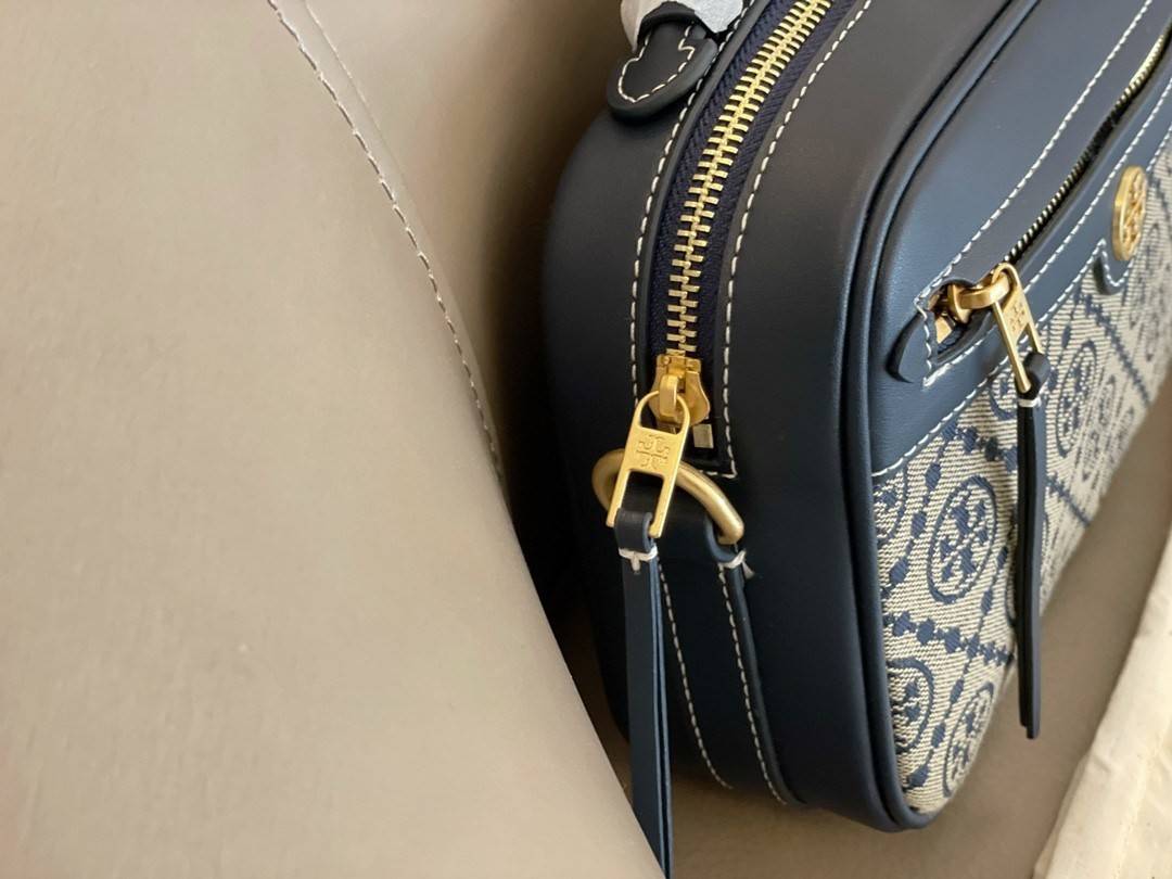 TORY BURCH T MONOGRAM JACQUARD CAMERA BAG การออกแบบที่เรียบง่าย แต่ยังคงความหรูหราเอาไว้ โดดเด่นด้วยลวดลาย T Monogram