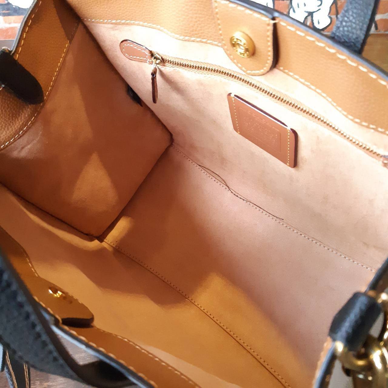 ของแท้ 💯% COACH C0777 FIELD TOTE 30 IN COLORBLOCK WITH COACH BADGE กระเป๋าสะพายทรงโท้ท รุ่นคลาสสิคย้อนยุค สีเรียบหรู ใช้ได้ในทุกโอกาส วัสดุหนัง pepble เต็มใบ มาพร้อมสายสะพาย crossbody เส้นใหญ่ ทนทาน สีตัดโทนกับกระเป๋าอย่างลงตัว