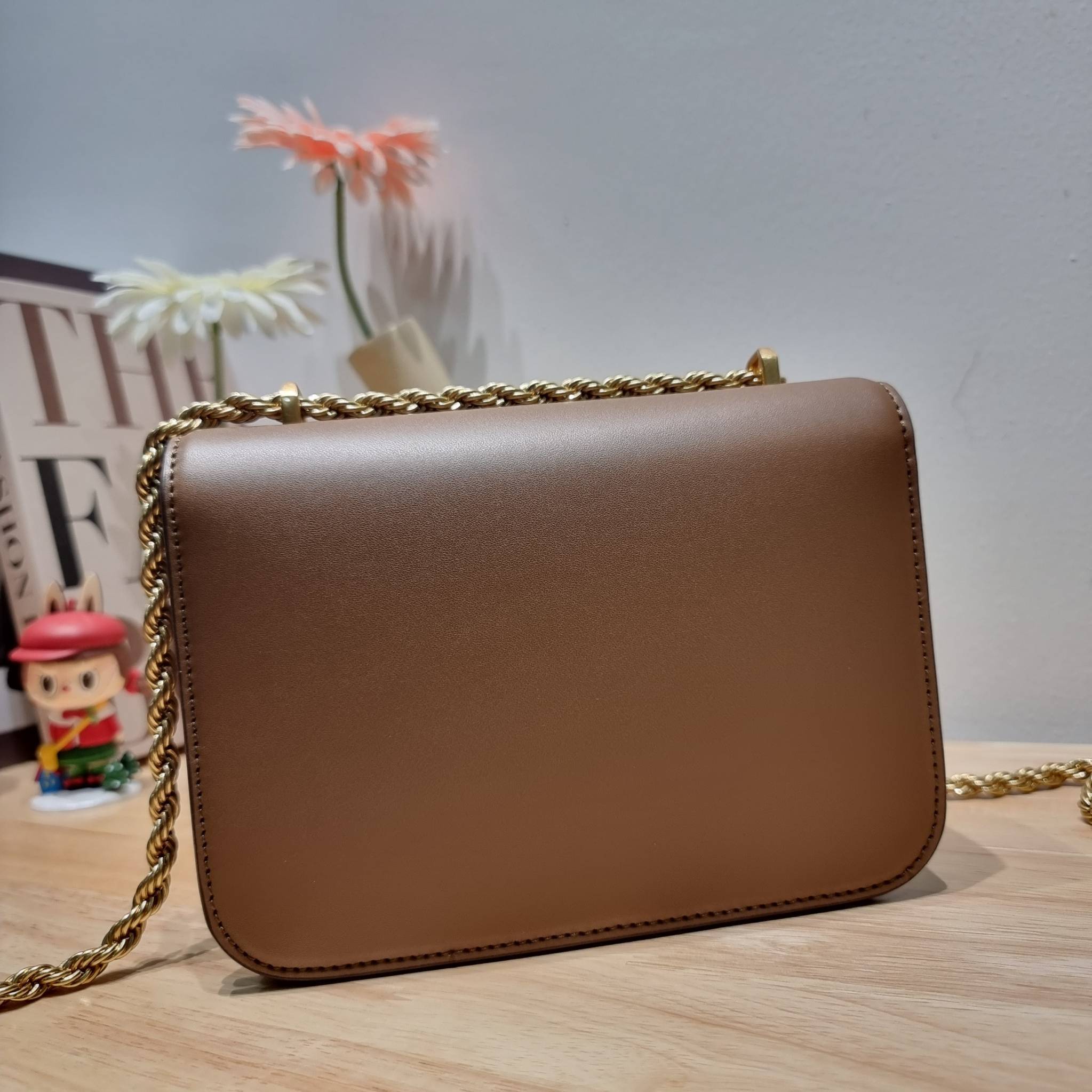 Tory Burch Bag / TORY BURCH ELEANOR SMALL CONVERTIBLE SHOULDER BAG ฮอตไอเท็ม รุ่นนี้ขายดีขายหมด สวยหรู คุณหนู ผู้ดี!! หายากมากแล้วน้า กระเป๋าสะพายข้าง ดีไซน์อยู่ทรง ขนาดกำลังสะดวกใช้ เปิด-ปิดด้วยแถบแม่เหล็ก