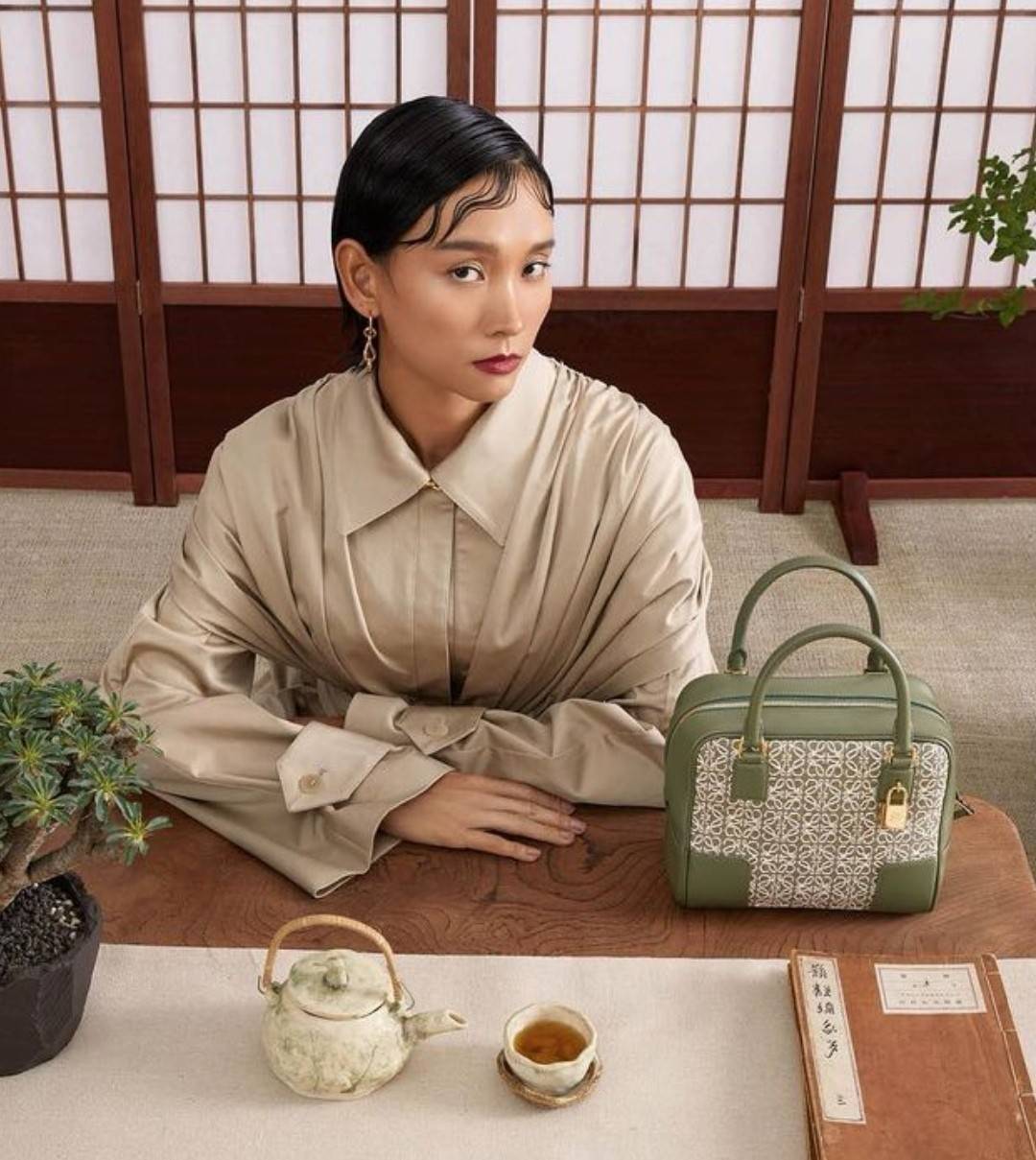 LOEWE ANAGRAM BAG VIP GIFT WITH PURCHASE (GWP) พรีเมี่ยมกิ๊ฟ Limited จาก LOEWE PERFUME DUTYFREE ไอเท็มใหม่! ดีไซน์สวยหรูคงเอกลักษณ์ด้วยวัสดุ Anagram Canvas Jacquard Fabric ผสมผสานหนังแท้ Calfskin ลงตัวสุดคลาสสิค เปิดปิดด้วยซิปแบรนด์อะไหล่ทองขนาดกำลังดี น้