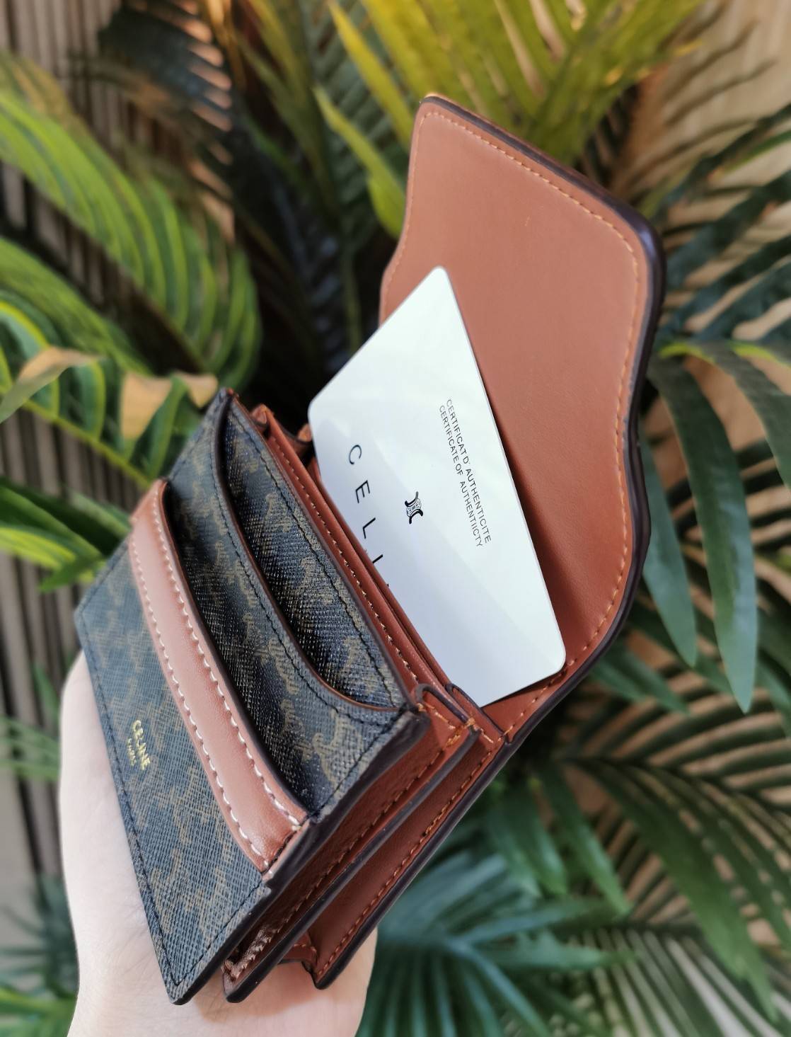 CELINE SHORT WALLET กระเป๋าสตางค์ซีลีนใบสั้น วัสดุ Triomphe Canvas หนังขึ้นลาย Signature Brand สวยอยู่ทรงมีโลโก้ด้านหน้าเปิดปิดด้วยฝาพับคาดเเถบหนังด้านหน้า ภายในมีโลโก้ มีช่องแบ่งหลายช่อง มีช่องใส่บัตรหลายช่อง สามารถช่องใส่เหรียญ บัตร ธนบัตรเเบบพับได้ ไอเ