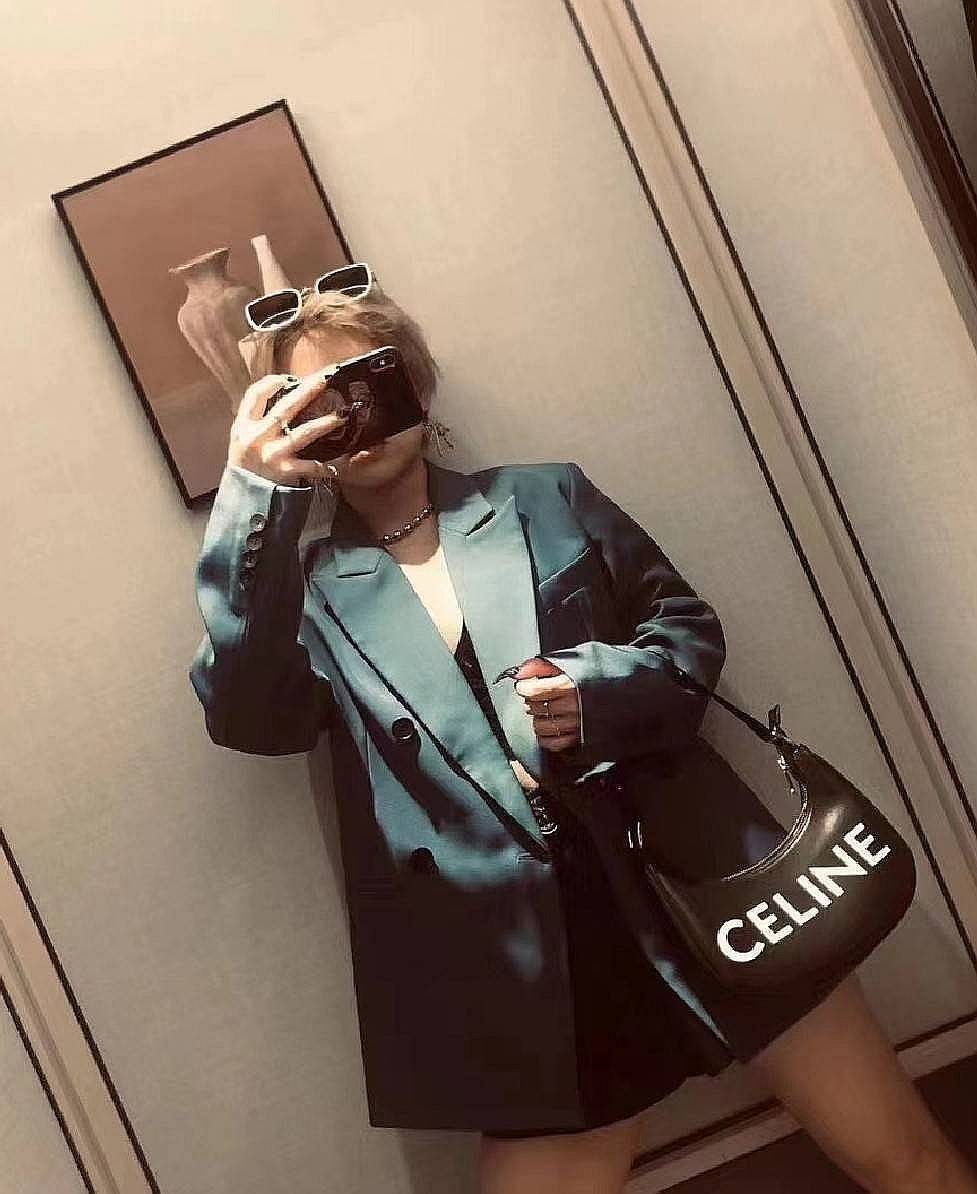 CELINE SHOULDER BAG VIP GIFT WITH PURCHASE (GWP) พรีเมี่ยมกิ๊ฟ Limited Edition จาก CELINE HAUTEPARFUME DUTYFREE COUNTER ดีไซน์ยอดนิยมหนังนิ่มสวยอยู่ทรงเปิดปิดด้วยซิปอะไหล่เงิน ภายในโล่งกว้างมีช่องเล็กสามารถใส่มือถือกระเป๋าสตางค์ใบยาวของใช้ได้จุ หูหิ้วหนัง