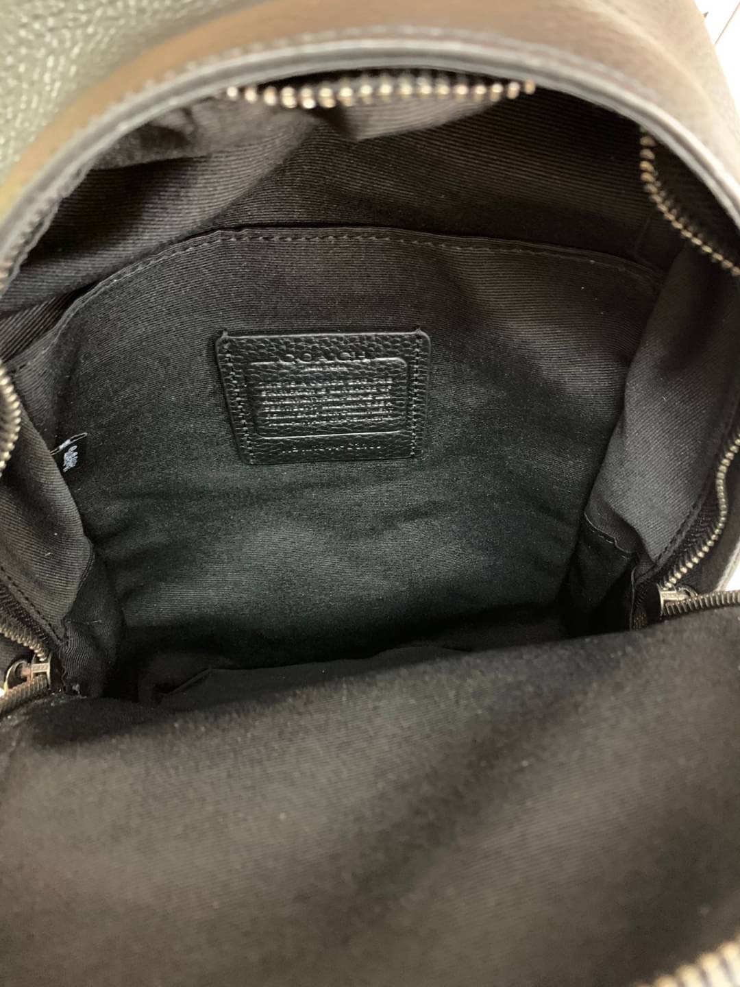 COACH WEST PACK WITH VARSITY STRIPE ((3180)) กระเป๋าคาดด้านหลัง//หรือคาดอกด้านหน้า ตามความชอบเลยค่ะ รุ่นนี้ใช้หนังแท้ชั้นดี หนังนิ่ม ด้านหน้าตัดแถบสียาวลงมา สีสวยค่ะ พร้อมช่องซิปเล็ก ช่องหลักแบบซิปคู่ ภายในโล่งลึกใส่สัมภาระจำเป็นในชีวิตประจำวันได้เยอะ มีช