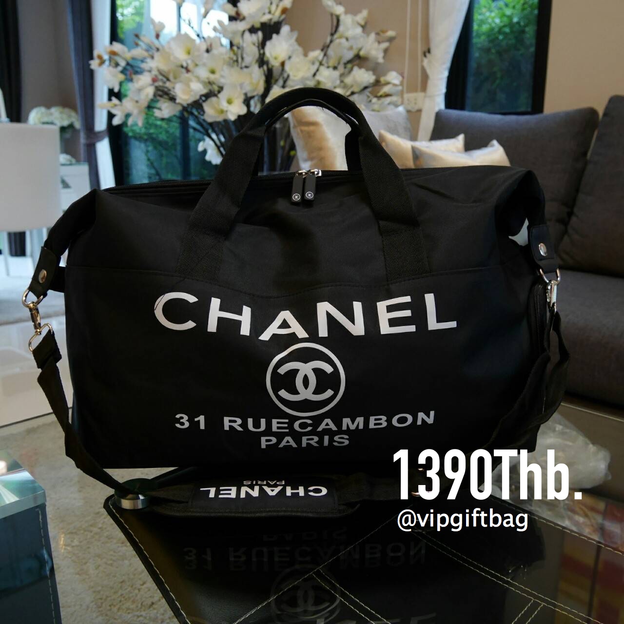 Must Have Now!!! กับ ไอเท็มที่ต้องมีติดตู้!! Chanel VIP Extra Large Tote/Duffle Bag กระเป๋าเดินทางแบบถือ ทรงยอดฮิต กันน้ำได้เต็มใบ 100% ด้านหน้าสกรีนโลโก้แบรนด์ เปิดปิดด้วยซิป ด้านในส่ของได้จุใจ มีช่องใส่ของเป็นสัดส่วน แถมมีช่องพิเศษใส่รองเท้าได้อีกด้วยคะ