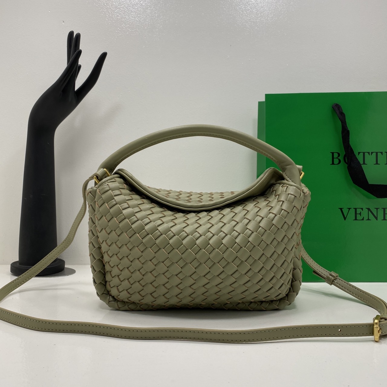 BOTTEGA intrecciato leather Snap Handle Handbag กระเป๋าถือ/สะพาย ดีไซส์สานเป็นเอกลักษณ์ หูจับในตัว หนังสวยงาม เกรดออริ สลับแท้ 1:1 ใช้งานต่างประเทศได้