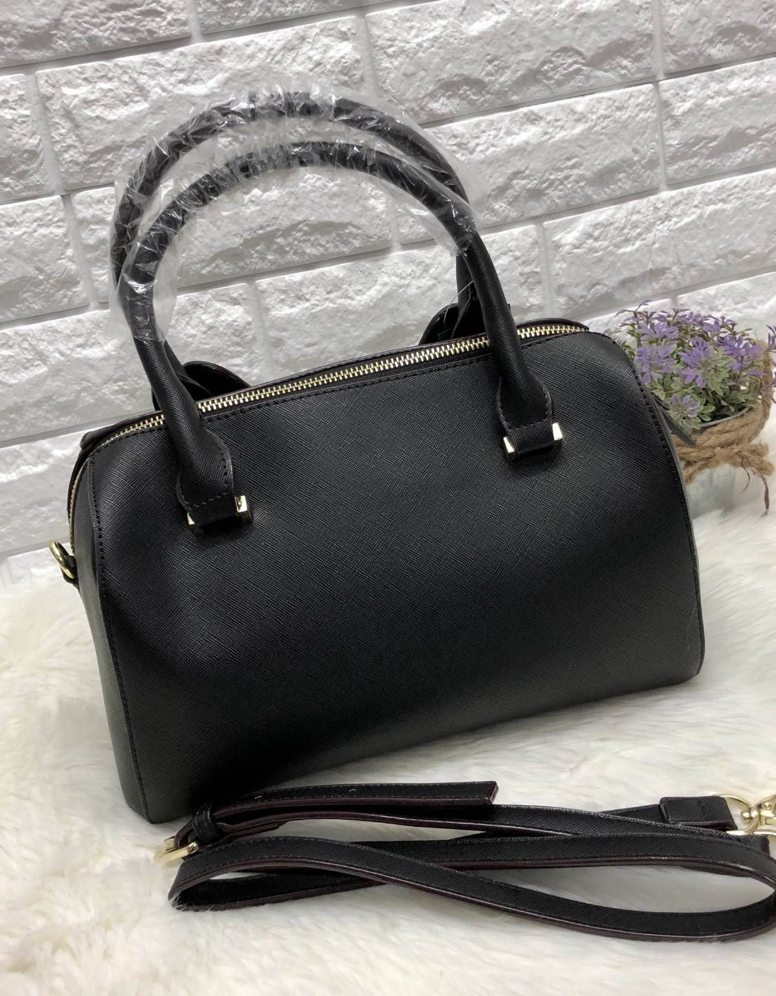 New arrival. Kate spade new york women’s bag 2018 พร้อมส่งรุ่นใหม่ล่าสุด กระเป๋าถือหรือสะพายข้างทรงหมอน มีมาให้เลือกถึง 4 ลาย ด้านหน้าติดโลหะโลโก้แบรนด์ตัวใหญ่ อะไหล่ทอง เปิดปิดกระเป๋าแบบซิป ภายในโล่ง กว้าง ใส่ของจุ มีช่องซิปหนึ่งช่อง ช่องเล็กสองช่อง ด้าน