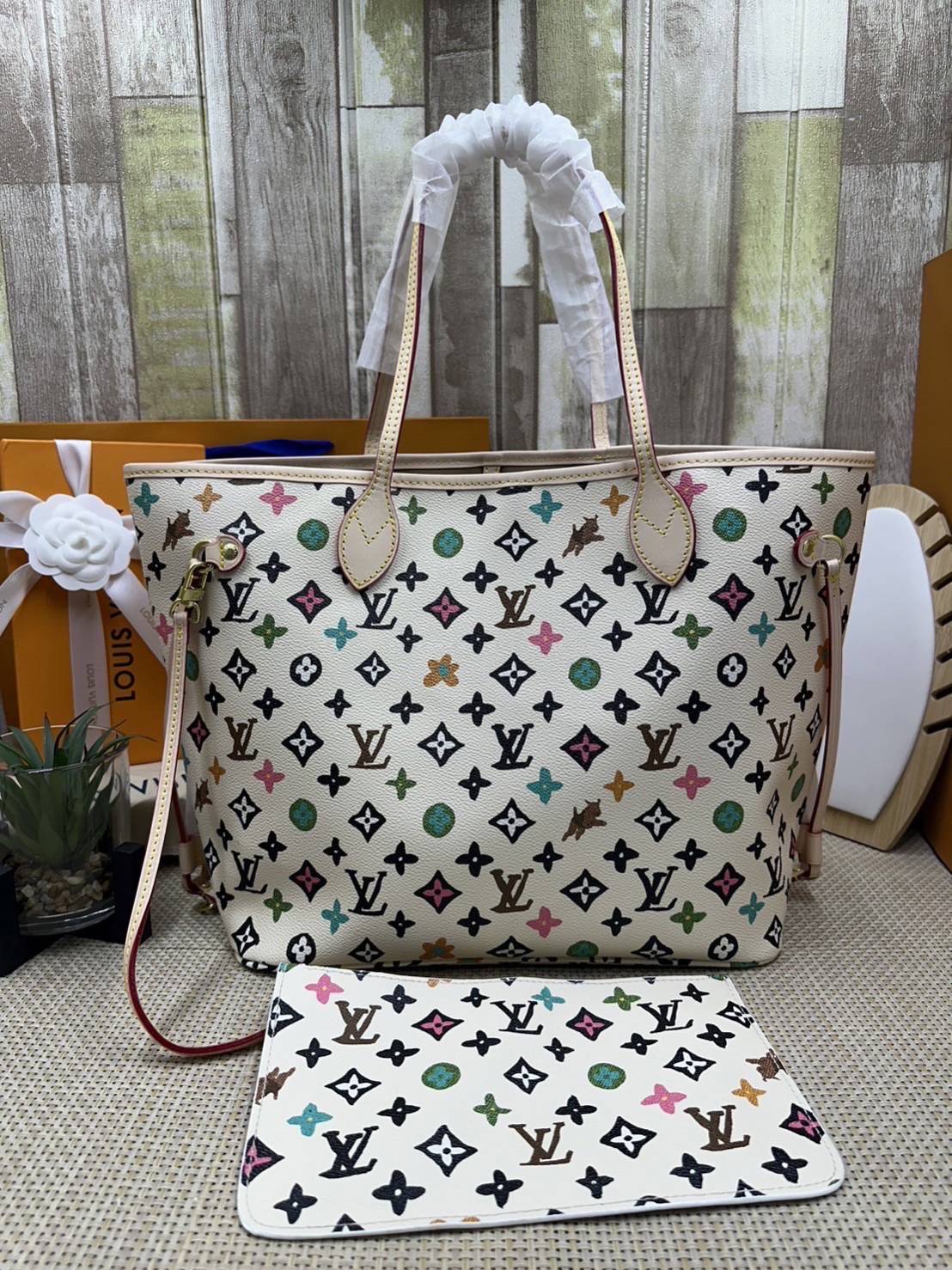LV Neverfull MM Tote Monogram Canvas With Cat / Puppies กระเป๋าทรงโท้ท รุ่นลิมิเต็ด พิมพ์ลายน้องหมา น้องแมว ลวดลายท่องเที่ยว ลายสีสัน เป็นการรังสรรค์สุดท้าทายครั้งใหม่ของกระเป๋ารุ่นไอคอนิกจากหลุยส์ ผสานความหลากหลายในการใช้งานยุคใหม่กับพลังสีสันอันสดใสได้อ