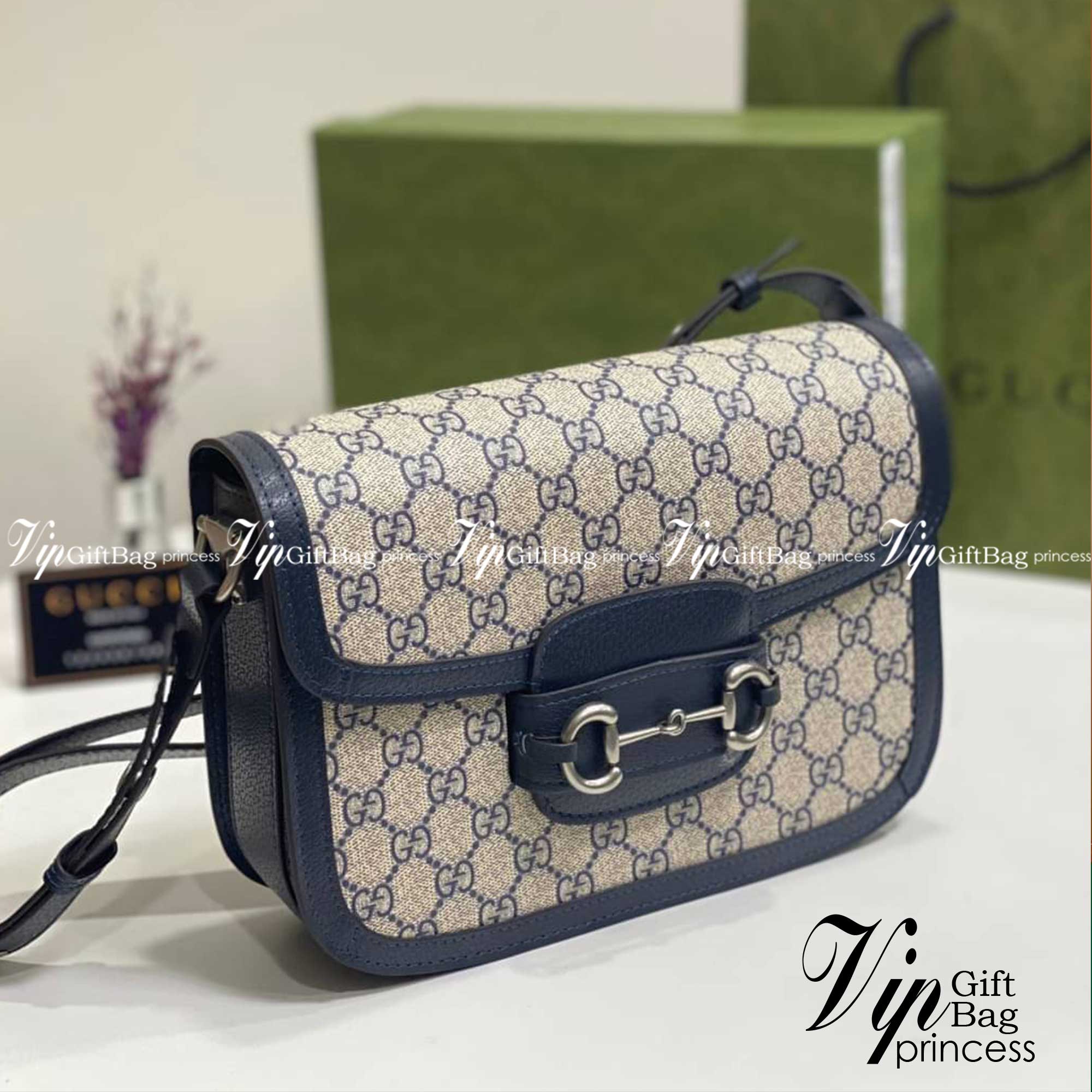 GUCCI Horsebit 1955 GG mini bag กระเป๋าสะพายสุดหรู ผ้าแคนวาส GG Supreme ดีไซน์ร่วมสมัยผ่านการออกแบบใหม่ ถ่ายทอดความรู้สึกเกี่ยวกับการละทิ้งกฎเกณฑ์เดิมๆ ของแฟชั่นผ่านการออกแบบ โดยแบรนด์ถ่ายทอดแนวคิดที่ว่าชิ้นงานควรอยู่เหนือกาลเวลา