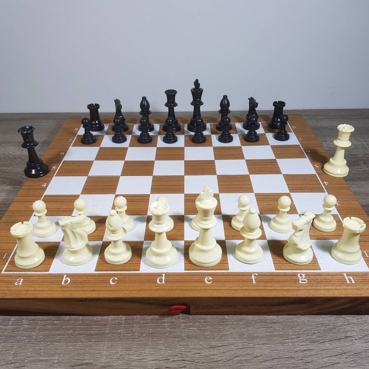 ชุุดหมากรุกสากลช่องสีขาวกระดานไม้พร้อมตัวหมากรุกสากลเรซิ่นมีน้ำหนัก