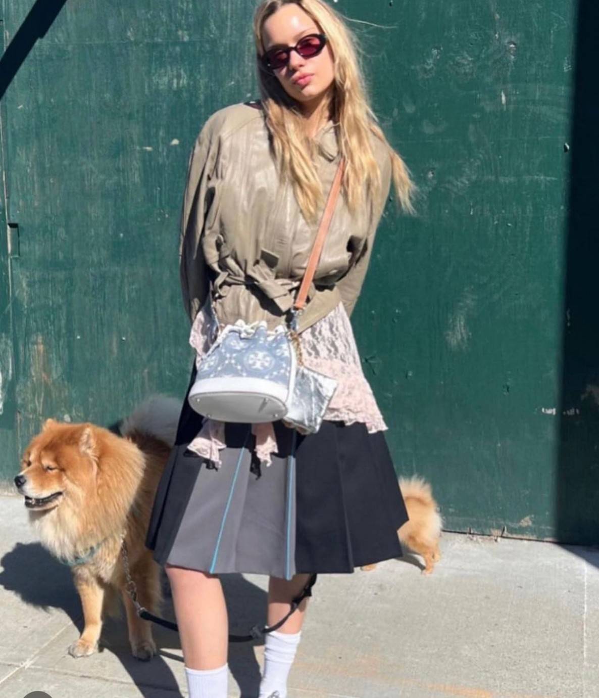 TORY BURCH T Monogram Denim Bucket Bag MEDIUM คอลเลคชั่นใหม่ รูปแบบคลาสสิค พกพาความหรูหราไปได้ทุกที่ด้วยกระเป๋าทรง Bucket ขนาดกลางและปิดด้วยเชือกรูดพร้อมโลโก้แวววาว วัสดุผ้าเดนิมแจ็คการ์ด ตัดขอบหนังแท้