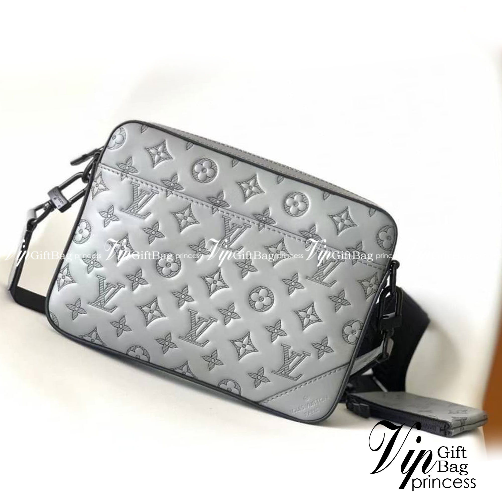 LV Duo messenger Gray Monogram Shadow เกรดใช้งานสลับใบจริงได้ เทพออริจินอล เนื้องานสวยงาม หนังแท้ ใช้ได้ทั้งชายหญิง ภาพสินค้าถ่ายจากงานขายจริงใช้งานต่างประเทศได้