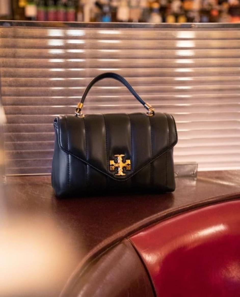OUTLET 】Tory Burch Kira Top Handle Satchel มี2ขนาด Small/Medium กระเป๋าทรงใหม่ล่าสุดจากรุ่นคิร่า (Kira) มาในเทคนิคตัดเย็บควิลท์แนวขนาน ใช้วัสดุหนังเงานุ่ม สะท้อนแรงบันดาลใจแบบนิวยอร์กจากเบาะหนังในรถคลาสสิค Hardwareสีทองสวยหรู และจุดเด่นอีกรุ่นคิร่าคือความ