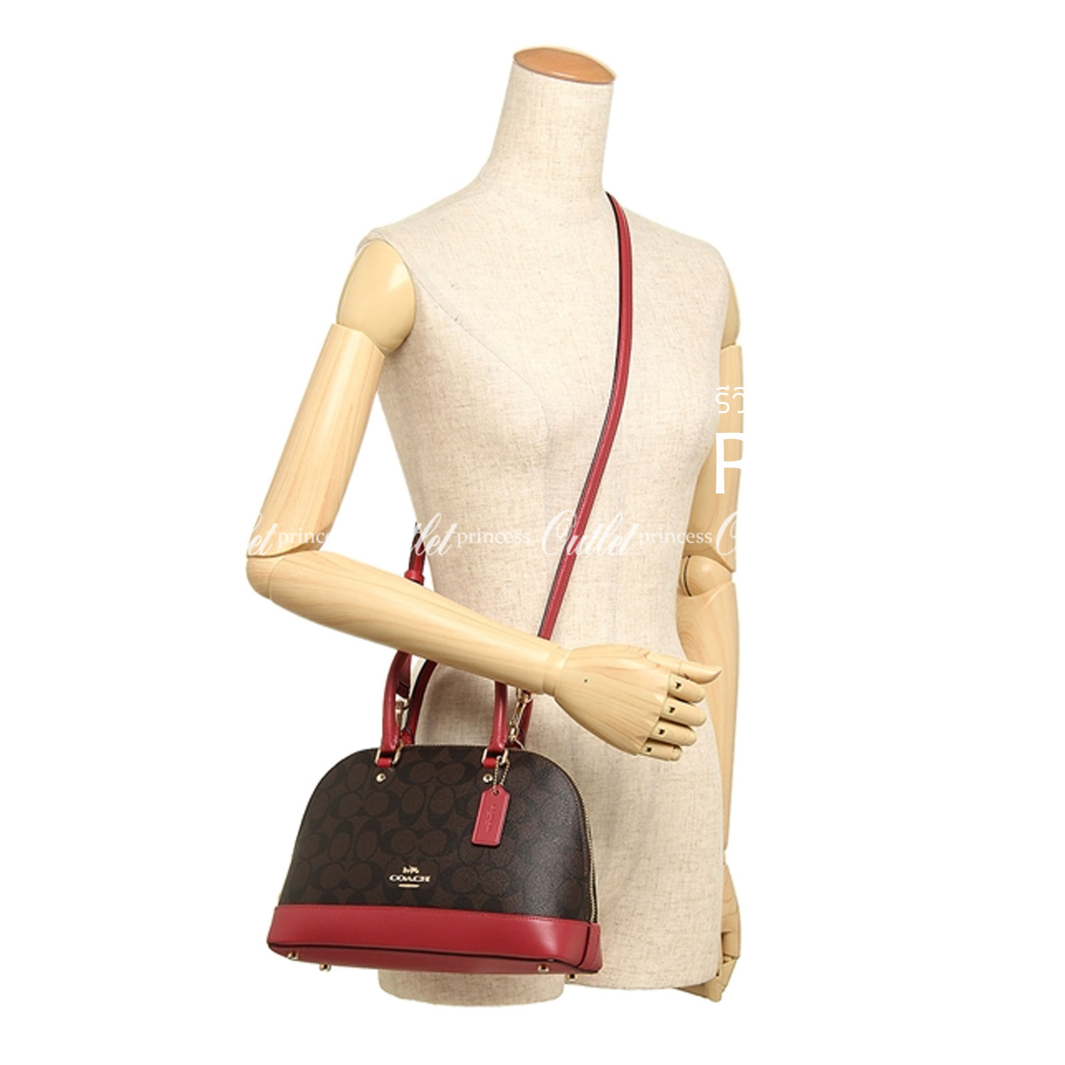 Coach Mini Sierra Signature กระเป๋าถือทรงโดม ภายในกว้างสามารถใส่กระเป๋าเงินเล็ก และมือถือได้ และยังมีช่องซิปเล็ก 1 ช่อง ด้านหลังมีกระเป๋าเล็กเก็บบัตร 1 ช่อง ใครยังไม่มีพลาดไม่ได้แล้วนะคะ