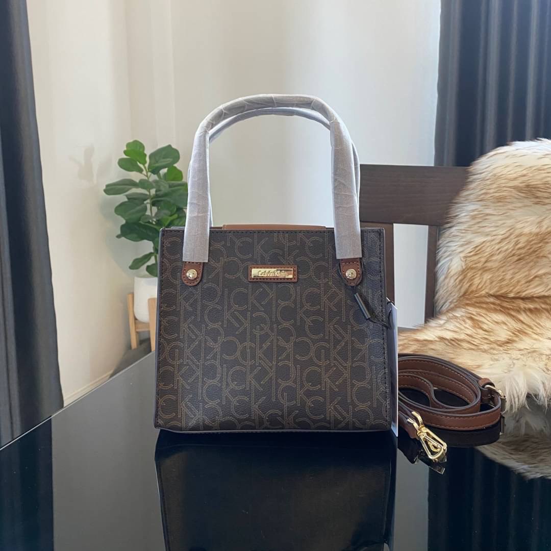 CALVIN KLEIN JEANS crossbody bag กระเป๋าถือหรือสะพาย ลายซิกเนเจอร์แบรนด์ทั้งใบ มีหูจับสำหรับถือ เปิด-ปิดกระเป๋าด้วยกระดุมแม่เหล็ก ด้านในโล่งกว้างมีช่องเล็กและช่องซิปสำหรับใส่ของจุกจิก ซับในลายแบรนด์อย่างดี มาพร้อมสายสะพายยาวปรับระดับได้ สามารถใช้ได้หลากหล