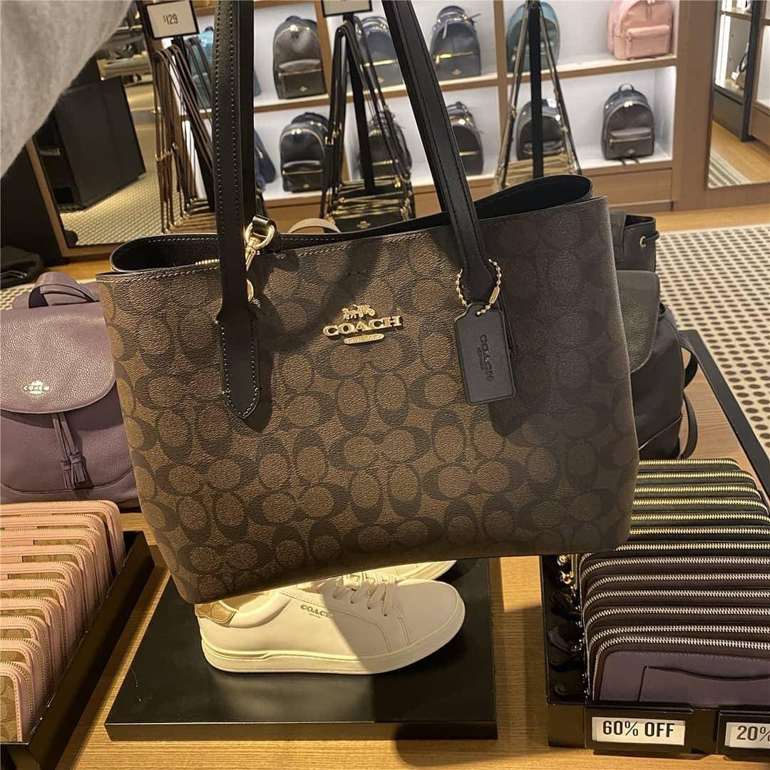 OUTLET 】COACH 73293 MINI AVENUE CARRYALL IN SIGNATURE CANVAS กระเป๋าสะพายรุ่นคลาสสิค คัมแบคแล้วจ้าแม่!! ไซส์กำลังสวย วัสดุหนังแคนวาสคุณภาพดี ด้านข้างเก็บทรงได้ เปิด-ปิดด้วยกระดุมแม่เหล็ก ใช้งานง่าย มีช่องซิป ใบนี้เห็นเล็กๆ แต่จุได้เยอะพอสมควรเลยน้า ɣ