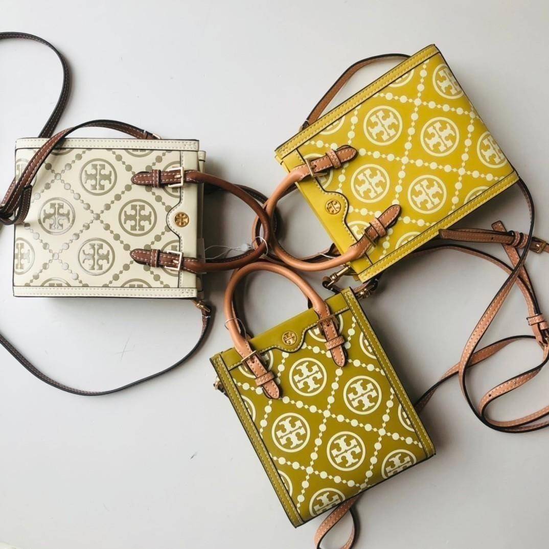 TORY BURCH T MONOGRAM EMBOSSED MINI TOTE สุดหรูกับกระเป๋าสะพายทรงโท้ท ไซส์มินิ ที่สร้างความหรูหราให้ตัวกระเป๋าด้วยดีเทลลายนูน แต่งแต้มลวดลายเอกลักษณ์ สีลูกคุณมากๆ!! วัสดุหนังแท้ ผิวสัมผัสดี ปากกระเป๋ามีแถบแม่เหล็กกันของหล่นได้ ภายในโล่ง ใส่ของจำเป็นได้ โท