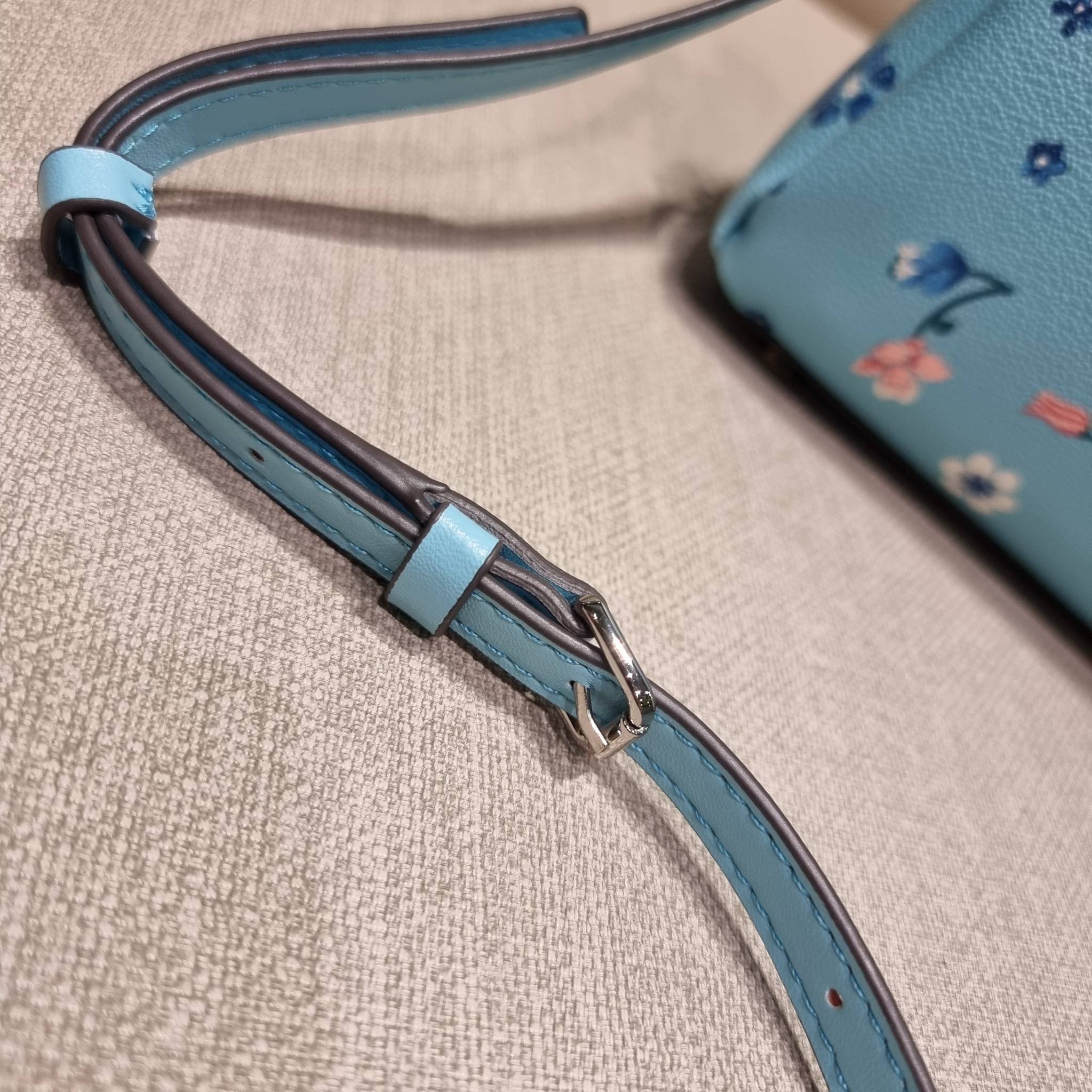 COACH C8216 MINI LILLIE CARRYALL WITH MYSTICAL FLORAL PRINT สีใหม่ล่าสุด กับรุ่นที่สุดของความขายดี คอลยอดฮิตในลวดลายสุดชิค กระเป๋าสะพายทรงสวย ที่ดีไซน์ออกมาให้ใช้งานง่าย สะดวก สวย หรู ดูดี!! วัสดุหนังแคนวาสเคลือบลาย มาพร้อมสายสะพายข้างและหูจับในตัว ถอดออก