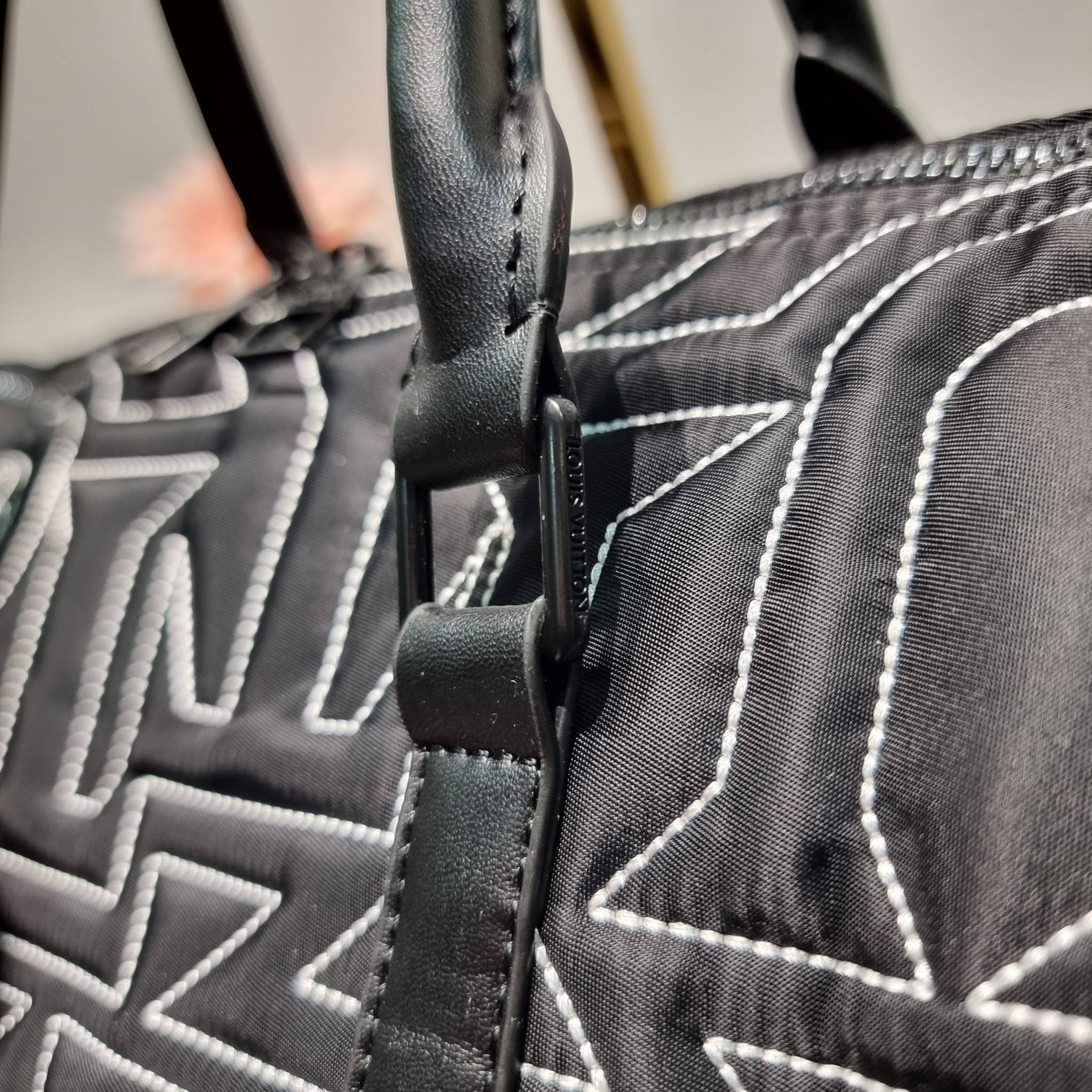 LV KEEPALL 50B SNOW BAG กระเป๋าเดินทางสุดคลาสสิค ประจำฤดูกาล Winter 2022 สไตล์สปอร์ต ทึ่ใครๆก็เฝ้ารอ ไอเท็มที่จะทำให้การเดินทางไม่ธรรมดาอีกต่อไป ด้วยดีเทลความเป็นเอกลักษณ์ เรียบแต่หรู ดีไซน์ลายปักความเป็นเอกลักษณ์ผสาน ลวดลายโมโนแกรมฟลาวเวอร์ ลงบนผ้าไนลอนร
