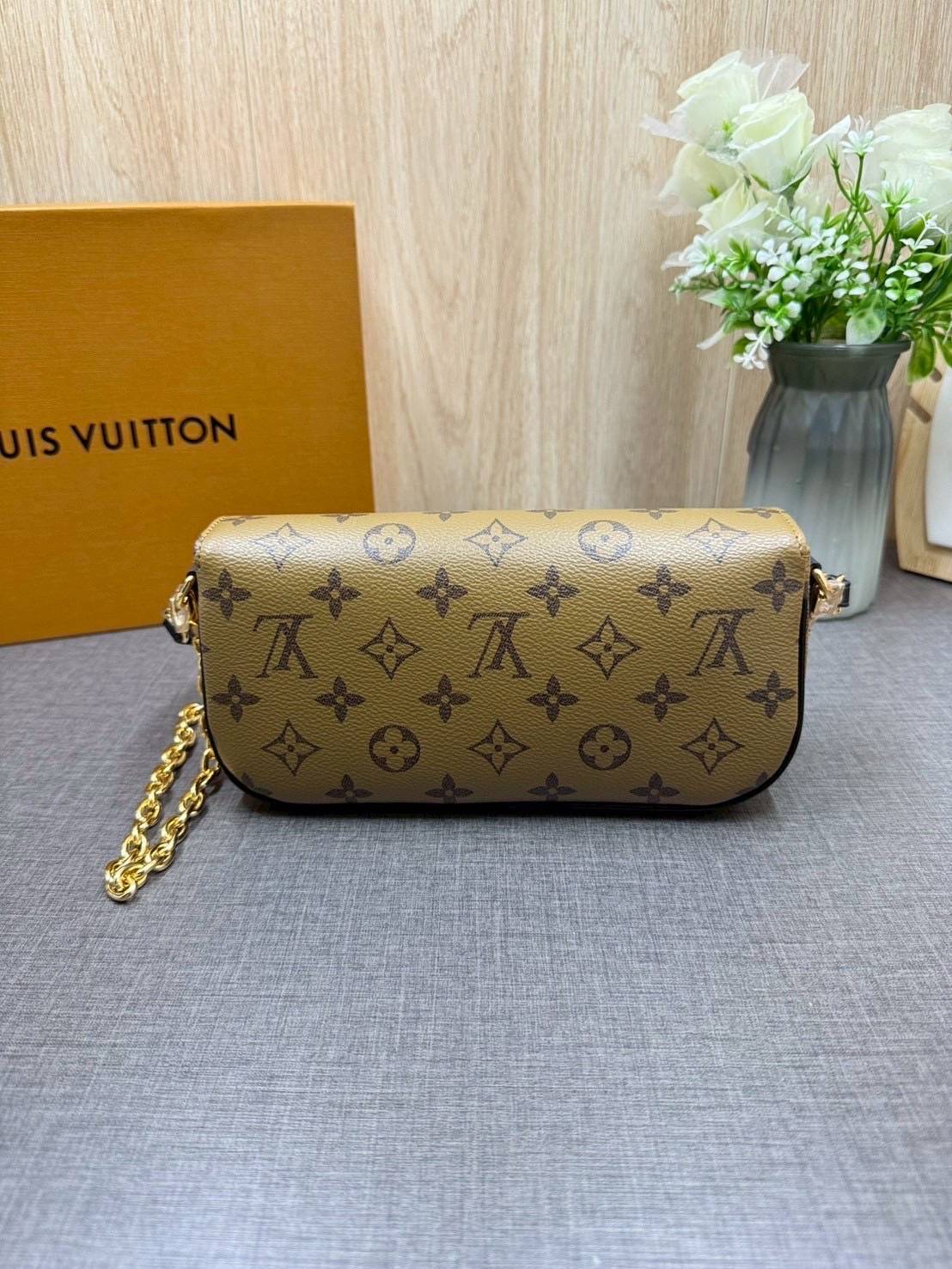 ORI หนังแท้ | LV Ivy chain wallet Bag กระเป๋าสะพายใบเล็ก ดีไซน์กระเป๋าสตางค์โซ่ โดดเด่นด้วยลาย Monogram Reverse Canvas เอกลักษณ์ของ Maison มอบลุคใหม่สดใส