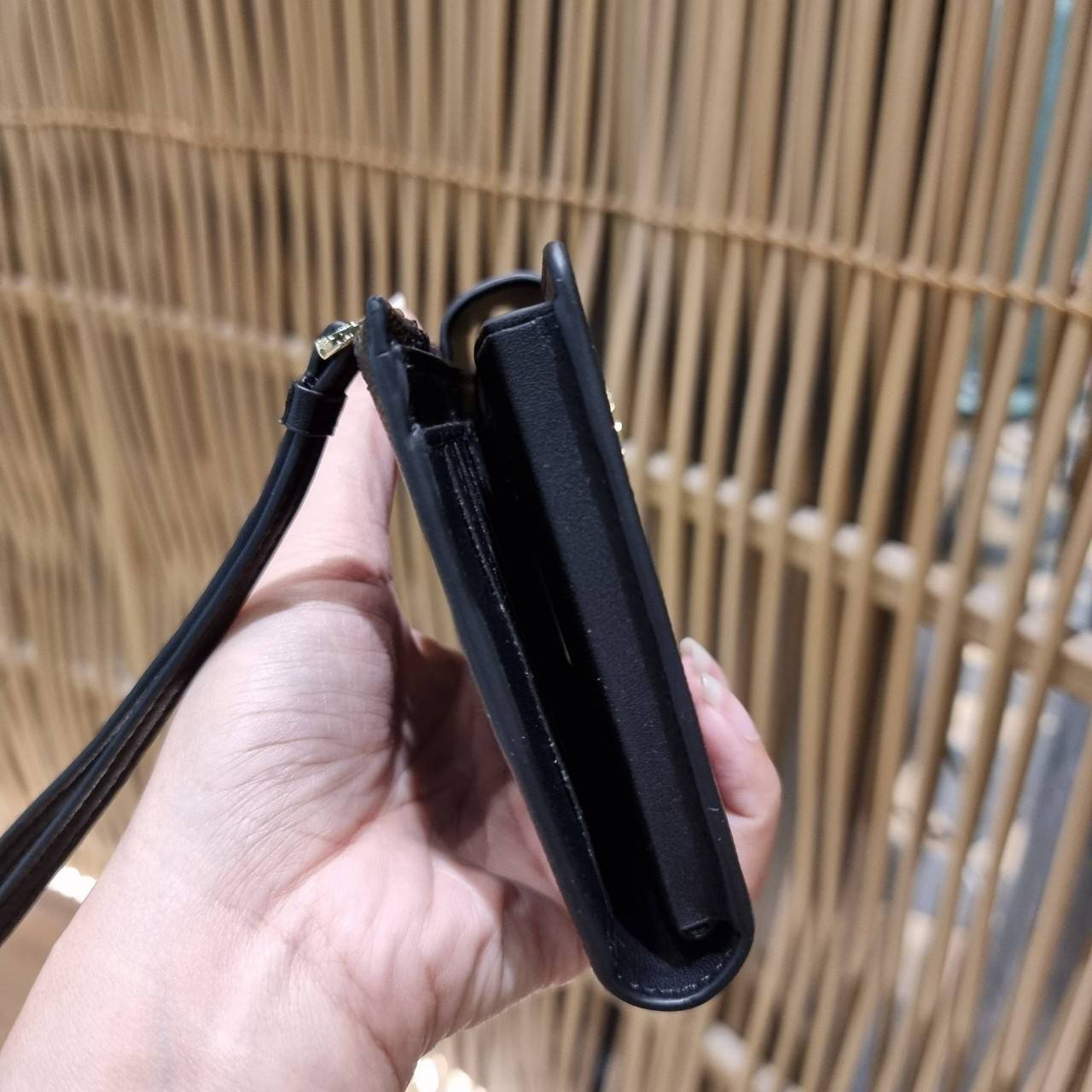 พร้อมส่ง 7 สี COACH C2874 TECH WALLET IN COLORBLOCK SIGNATURE CANVAS จัดให้สีใหม่ก่อนใคร!! ดีไซน์ใหม่ คอลเลคชั่นสวยหรู กระเป๋าสตางค์พร้อมสายคล้องมือ ง่ายต่อชีวิตมากจ้า!! มันดีอะไรเบอร์นี้ ใส่ได้ทั้งบัตร และโทรศัพท์ก็ใส่ได้ทุกรุ่น แถมยังมีช่องซิปแยกไปอีก ช