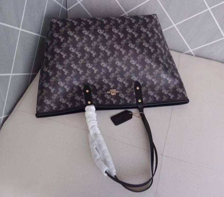 COACH 91107 REVERSIBLE CITY TOTE WITH HORSE AND CARRIAGE PRINT ใช้ได้ 2 ด้าน 🔺ทรง Tote รุ่นแนะนำค่ะ!! วัสดุ pvc อย่างดี นิ่มยวบตัวสวย ลายรถม้าทั้งใบค่ะ (ในไทยหายากค่ะลายนี้) 📌สามารถใช้ได้ทั้งด้านในและด้านนอกนะคะ สวยทั้ง2ด้านเลยทีเดียว เป็น