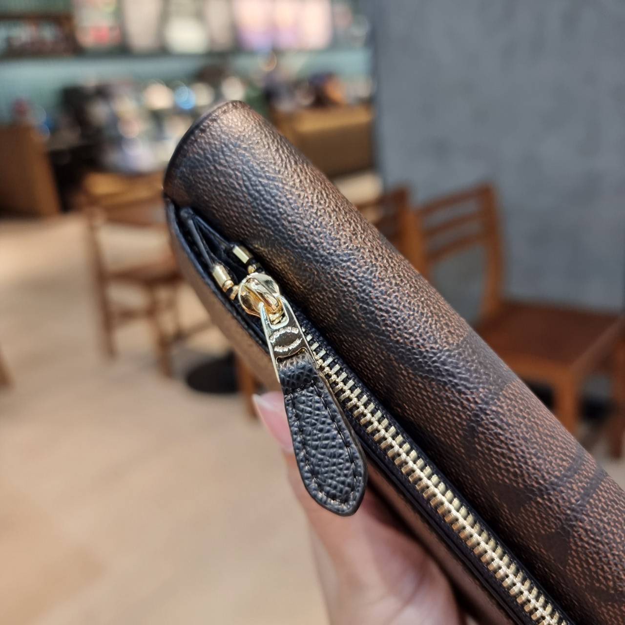 COACH F52601 POP SLIM ENVELOPE WALLET IN SIGNATURE รุ่นขายดี ขายหมด!! รุ่นหายาก!! เติมสต็อคจ้า!! กระเป๋าสตางค์รุ่นฝาพับ ดีไซน์เรียบหรู คลาสสิค ใช้งานง่ายและสะดวกมากๆ ด้วยซองซิปที่เสียบด้านหลัง ถอดแยกออกมาใช้ได้ หรือเอาออก พกกระเป๋าเดี่ยวๆก็ได้ ถือใบนี้ดูไ