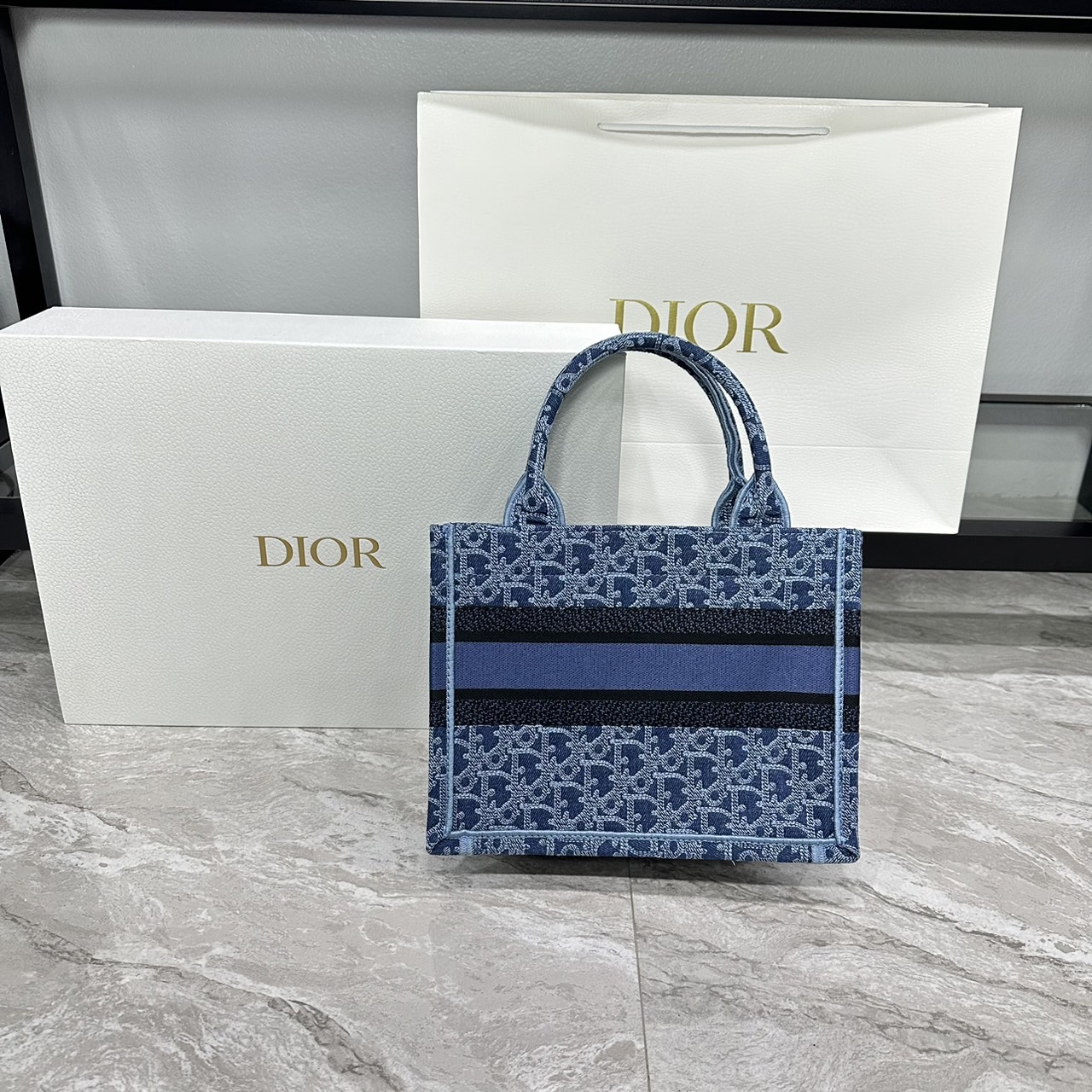 SMALL Dior Book Tote Bag Blue Denim Dior Oblique Jacquard กระเป๋าทรงโท้ท แก่นแท้ของความงามรูปลักษณ์ทันสมัย เดนิมหรูหรา