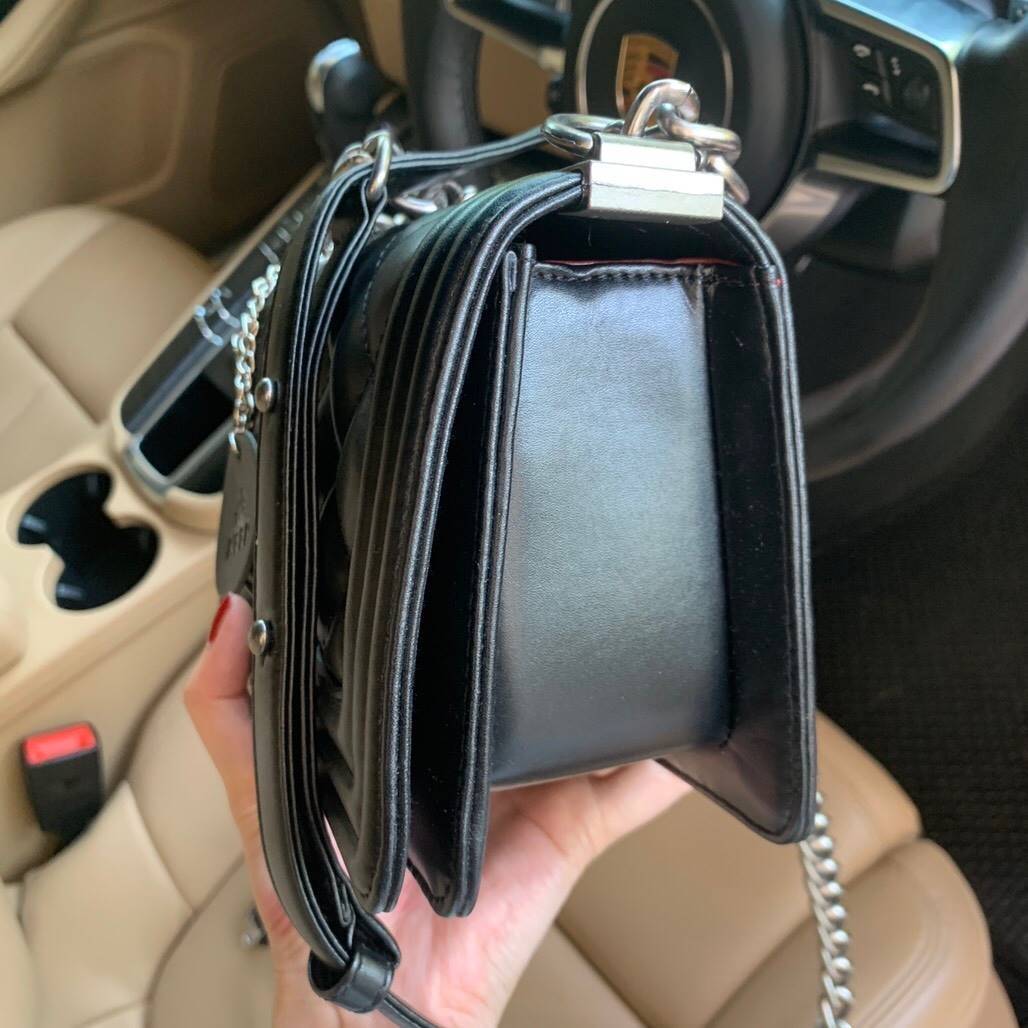 รุ่นขายดีมาเพิ่มแล้วค่า KEEP Quited Boy Bag *** คอลเลคชั่นใหม่หนัง Microfiber สวย ทนขึ้นกว่าเดิม สายโซ่ทำจาก Metal premiers เบาและไม่เป็นคราบเวลาสะพาย สวยกว่าเดิม ใครชอบทรงนี้ห้ามพลาดเลยนะคะ 🤩 กระเป๋า ทรง boy style KEEP LOOK Cool มากๆ เลยน๊าใบนี้ 