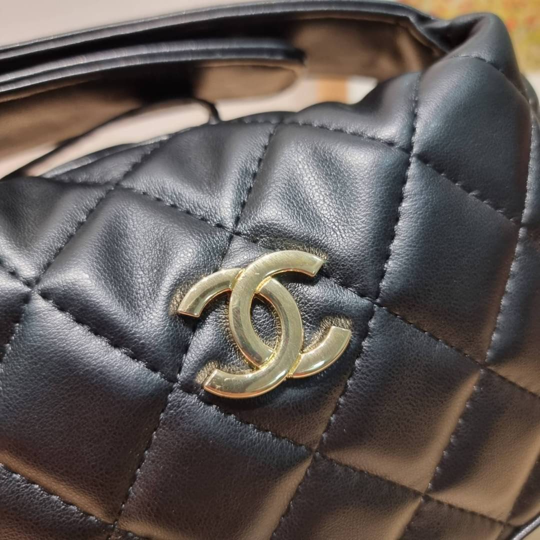 Chanel Pouch Hot item 2023 กระเป๋าสะพายกึ่งพอช ใบเล็กน่ารักน่าใช้ ถือไปไหนก็อัพลุคปัง วัสดุหนังแกะ สัมผัสนิ่มมือ หูจับในตัว ปรับได้อีกเล็กน้อย มาพร้อมสายสะพายโซ่