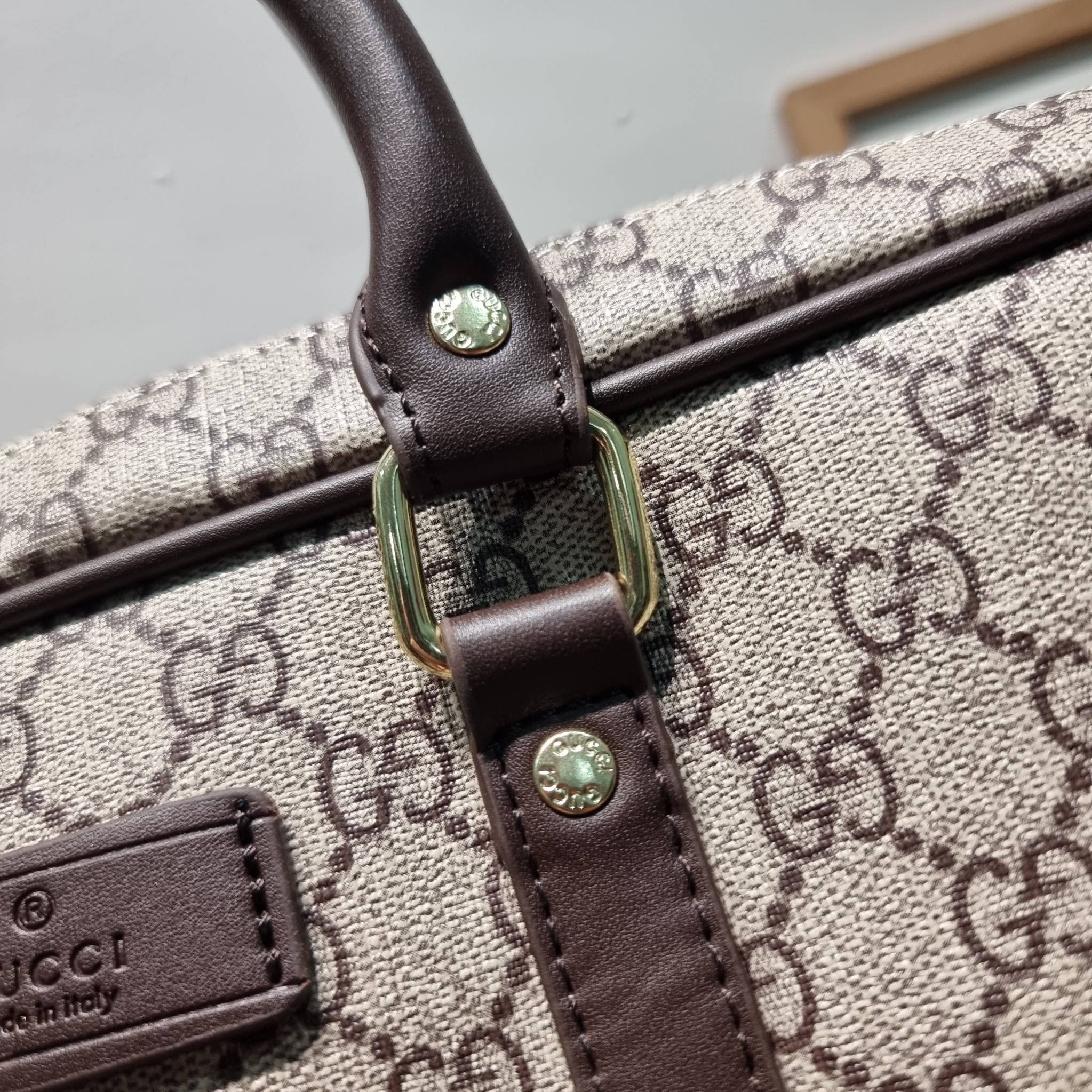 GUCCI BRIEFCASE / GG Supreme work bag / GG laptop bag / GG CLASSIC BRIEFCASE MESSENGER ไอเท็มสุดปัง!! ที่เหมาะสำหรับคนทำงานออฟฟิศมากๆ กระเป๋าถือรุ่นคลาสสิค ใส่เอกสาร โน๊ตบุ้ค อุปกรณ์การทำงานต่างๆได้สบายมาก