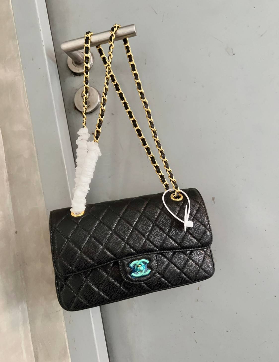 CHANEL CLASSIC CAVIAR LEATHER BAG กระเป๋าคลาสสิกรุ่นยอดนิยม รุ่นที่ใช้ได้ทุกยุคทุกสมัยจริงๆ ไม่มีคือพลาดที่สุด ^^ สวยยันเงาค่าสาวๆ! 🧡 เกรดออริจินอล ใช้งานต่างประเทศได้