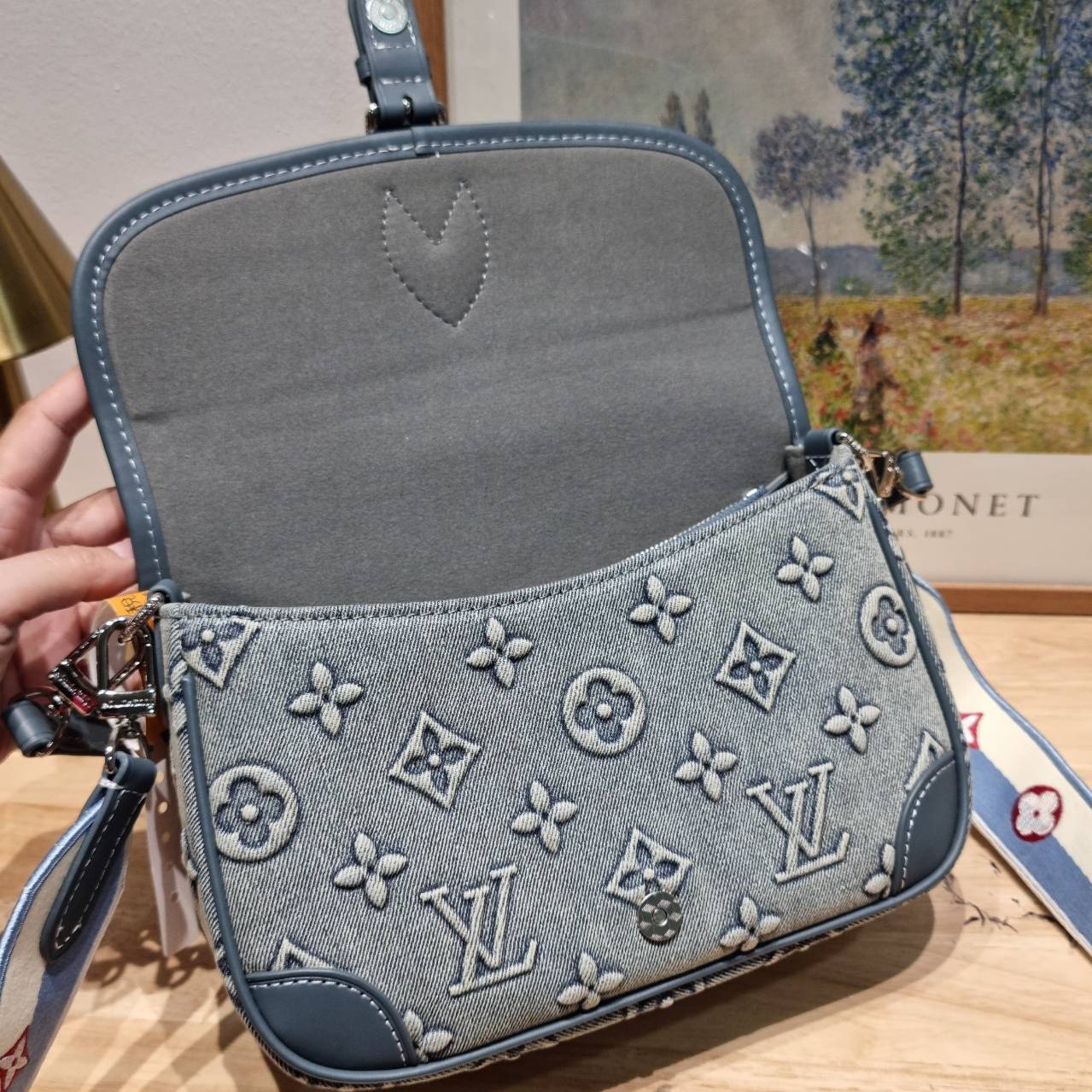 LV diane monogram washed denim bag ใหม่ล่าสุด กับกระเป๋าทรงสุดฮิต คลาสสิคและเป็นอีกหนึ่ง signature ที่มาในรูปแบบ washed denim สวยดูแพงสุดๆ
