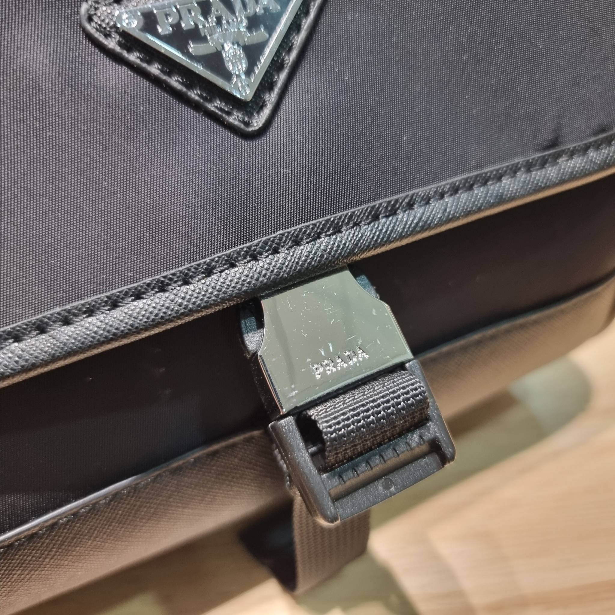 PRADA RE-NYLON AND SAFFIANO LEATHER SMARTPHONE CASE / PRADA Messenger Bag กระเป๋าสะพายสปอร์ต ดีไซน์หรู เรียบง่าย ดูแพง น้ำหนักเบา สายสะพายถอดออกได้
