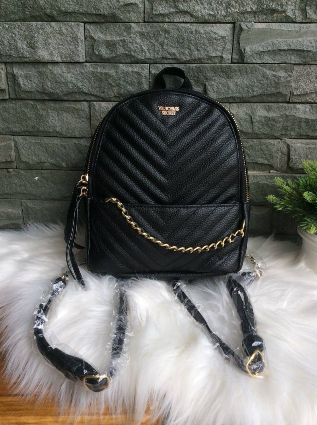 NEW ARRIVAL! VITORIA’S SECRET MINI BACKPACK กระเป๋าเป้ขนาดมินิรุ่นใหม่ล่าสุดวัสดุหนังแกะสังเคราะห์ เดินเส้นลายริ้วสวยดูมีดีเทลเปิดปิดด้วยซิปรอบสะดวกใช้ ด้านหน้ามี1ช่องซิปประดับโลโก้แบรนด์อะไหล่ทองดูหรู ภายในมีกว้างมีโลโก้และช่องซิป น้ำหนักเบา หูจับถนัดมือ