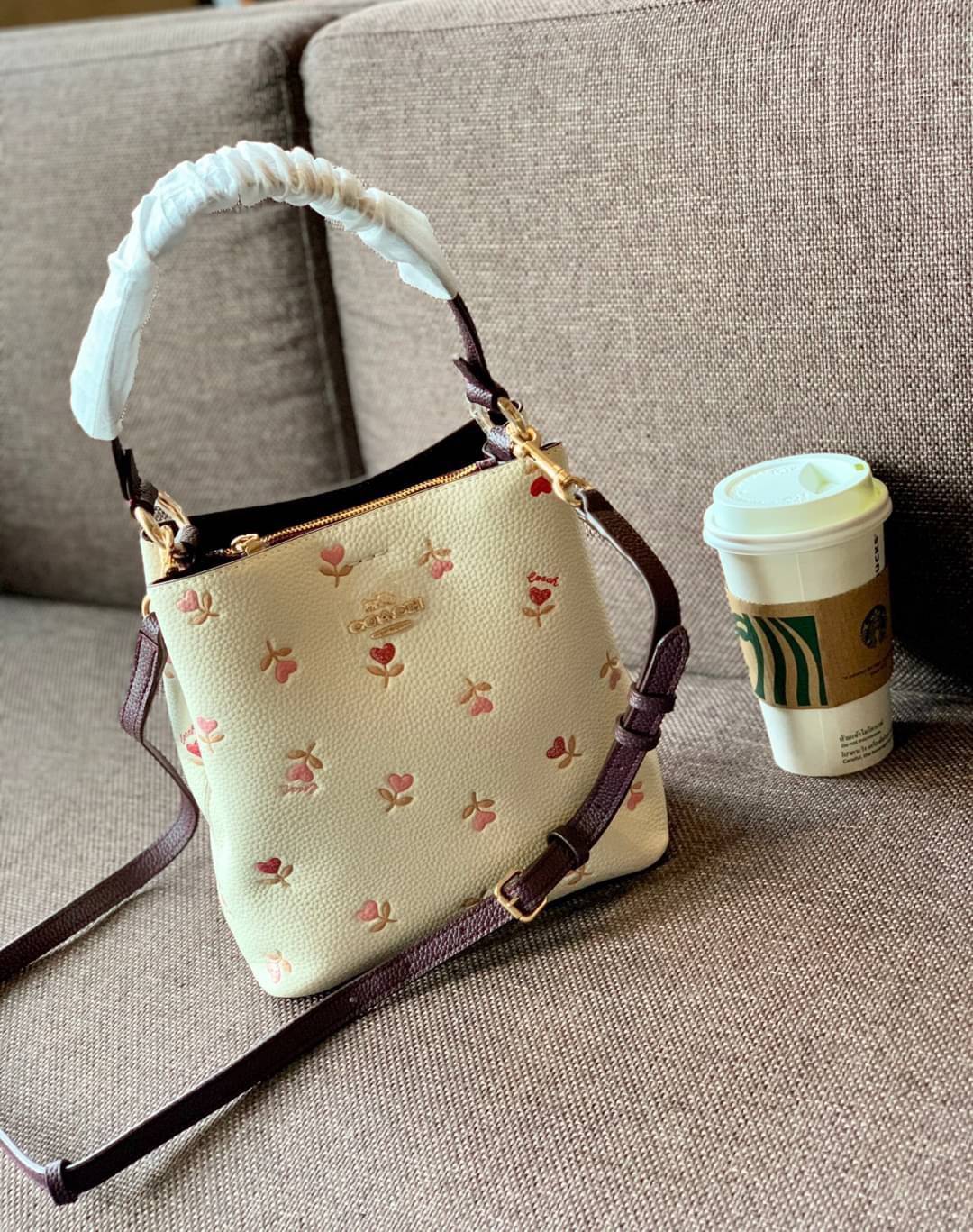COACH SMALL TOWN BUCKET BAG WITH HEART FLORAL PRINT ((C2811)) 💐พร้อมส่งสินค้าห้ามพลาดค่ะ! กระเป๋าหิ้ว//คล้องไหล่//สะพายครอสบอดี้ร์ได้ ใบเดียวเอาอยู่จร้า😘 หนังแท้โดดเด่นด้วยดอกหัวใจนูนสลับวิ้งๆ ได้สวยงามน่ารักมากๆค่ะ