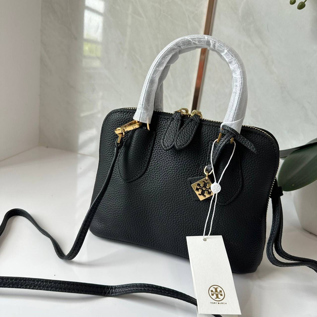 TORY BURCH MINI PEBBLED SWING BAG / Tory Mini Swing Bag in Pebbled Leather / T Monogram Jacquard Swing Bag กระเป๋าสะพาย คอลเลคชั่นใหม่ล่าสุดดีไซน์สุดคลาสสิก รูปทรงโดม