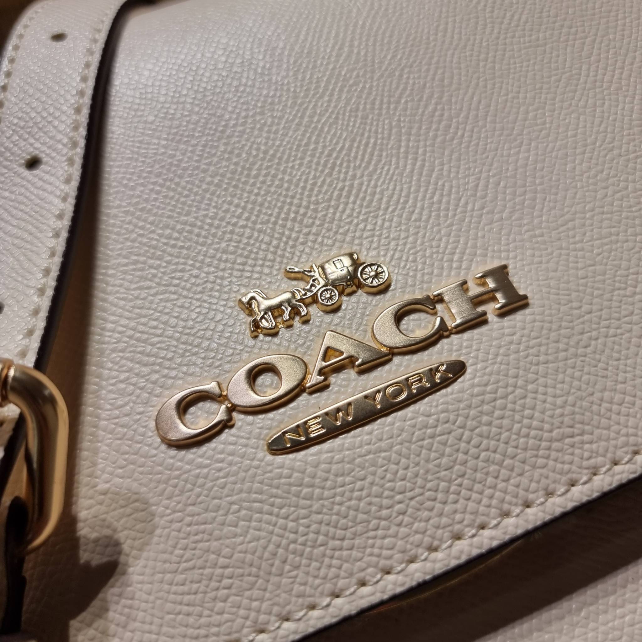 COACH C5632 BRYNN FLAP CROSSBODY แซ่บที่สุด ใหม่ที่สุด!! คอลเลคชั่นใหม่!! มองยังไงก็หลงรักละสายตาไม่ไหว กระเป๋าสะพายข้างลุคไฮน์ ที่ดีไซน์ออกมาได้ปัง และดูแพงมากๆ ด้วยดีเทลคลาสสิค รูปทรงใช้งานง่าย เรียบๆแต่มีดีเทล วัสดุหนัง crossgrain สวยคม!!! เปิด-ปิดด้วย