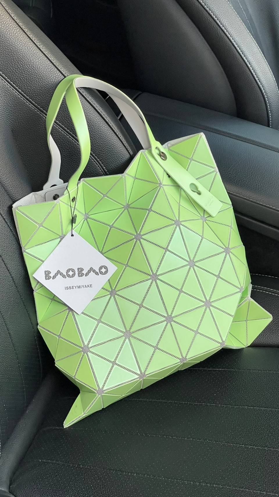 ORIGINAL 🌸 BAO BAO ISSEY MIYAKE LUCENT 6X6 matte tote bag เป็นซีรีส์ที่โดดเด่นด้วยโทนสีสว่าง โดดเด่นด้วยลักษณะต่างๆ เช่น ตาข่ายสว่างที่มองเห็นได้ผ่านช่องว่างระหว่างชิ้นสามเหลี่ยม