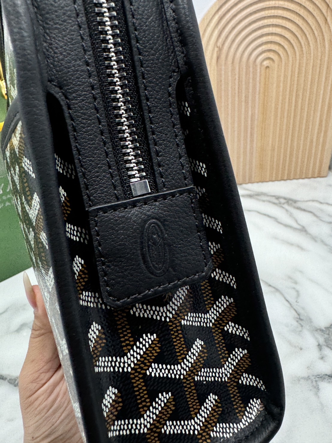 ORI หนังแท้ | Goyard Jouvence MM Toiletry Bag / Goyard Clutch bag กระเป๋าทรงคลัชกะทัดรัด เหมาะสำหรับการเก็บของในแนวตั้งและป้องกันการหกหรือรั่วไหล แคนวาสทำความสะอาดง่าย