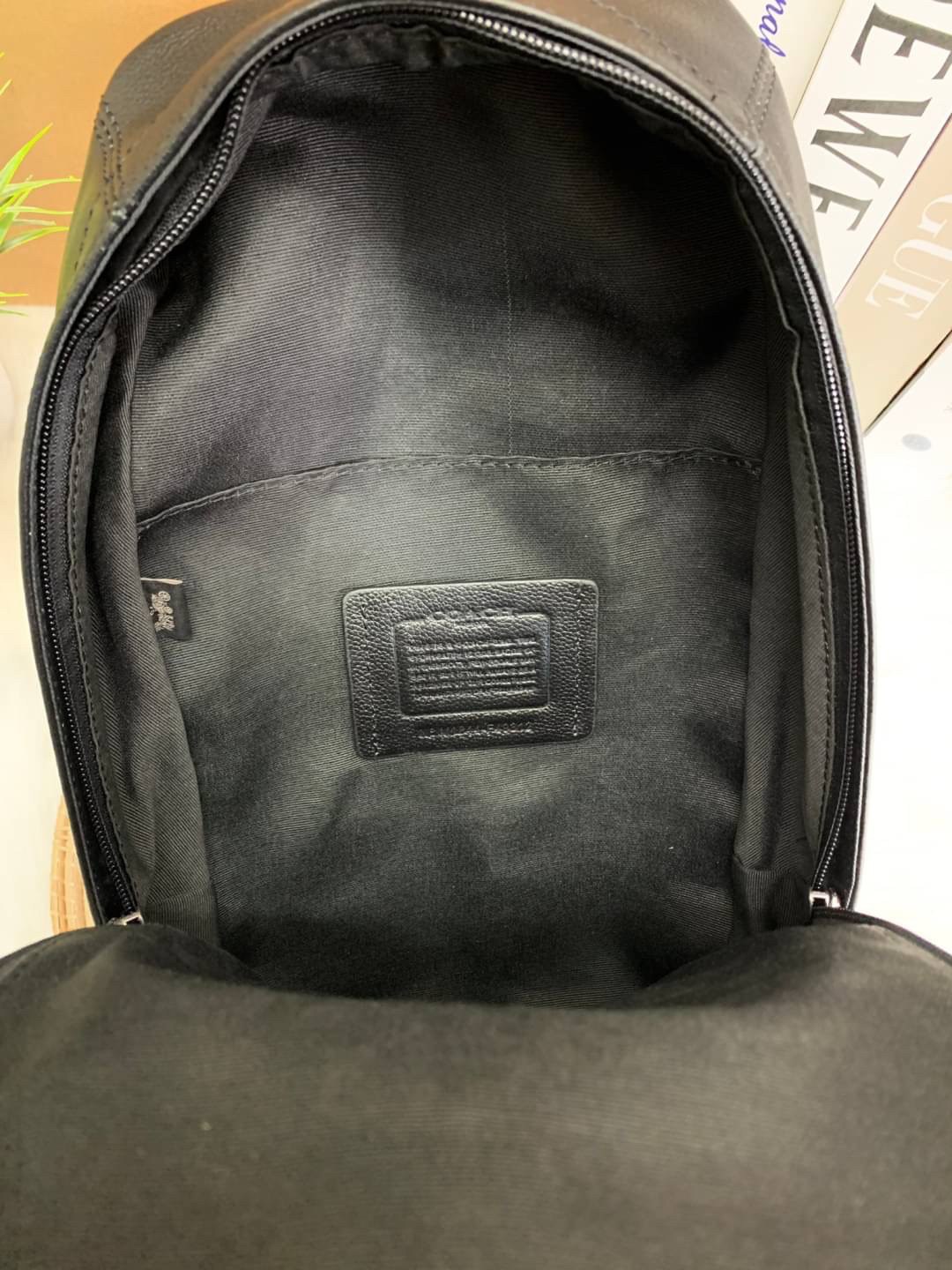 COACH CHARLES PACK ((49312)) กระเป๋าคาดด้านหลัง//หรือคาดอกด้านหน้า รุ่นนี้ใช้หนังแท้ชั้นดี หนังนิ่ม สัมผัสแล้วหลงรักในความนิ่มแน่นอน ด้านหน้ามีให้หนึ่งข่องซิป ช่องหลักแบบซิปคู่ ภายในโล่งลึกใส่สัมภาระจำเป็นในชีวิตประจำวันได้อมีช่องโล่งให้ใส่ของจุกจิกหนึ่งช