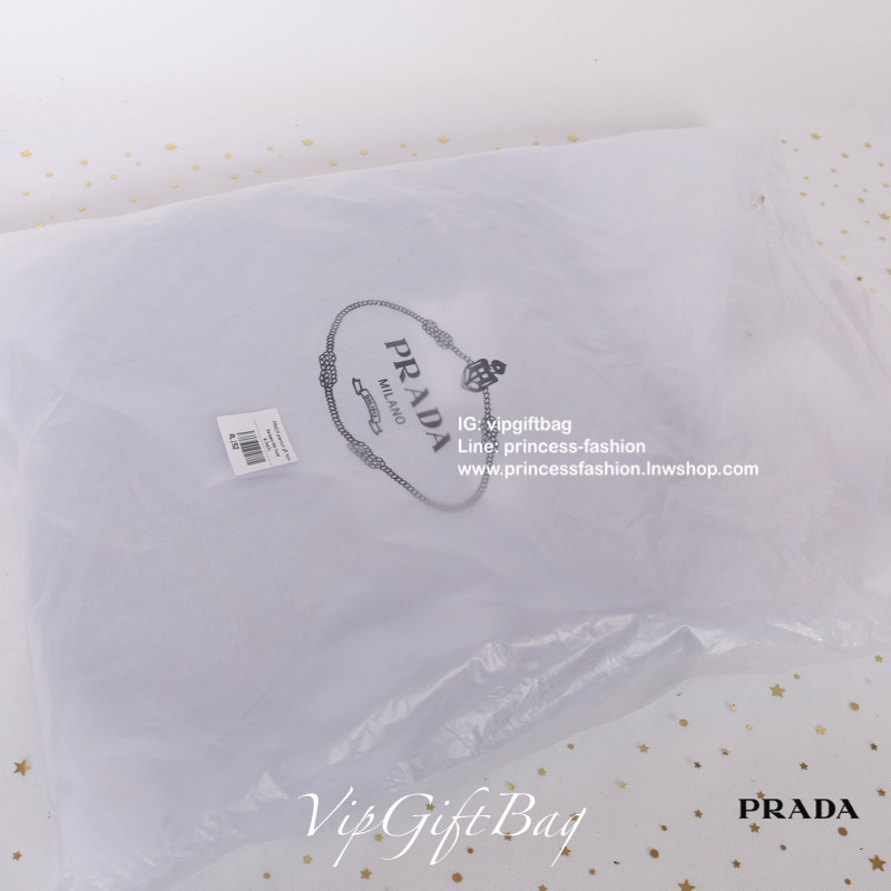 PRADA premium gift Nylon Backpack With Pocket วัสดุผ้าไนล่อนกันน้ำเนื้อหนาอย่างดี ใบนี้ ดีไซต์สวยเก๋ งานดีมากๆ อะไหล่แบรนด์ทุกจุด ใบนี้เก๋ตรงที่ เป็นเป้แบบหูรูด ทรงสวยน่ารัก แถมยังมีเปิดปิดด้วยกระดุมแม่เหล็กและแต่งด้วยเข็มขัดปรับได้ด้วย ด้านหน้ามีกระเป๋าอ