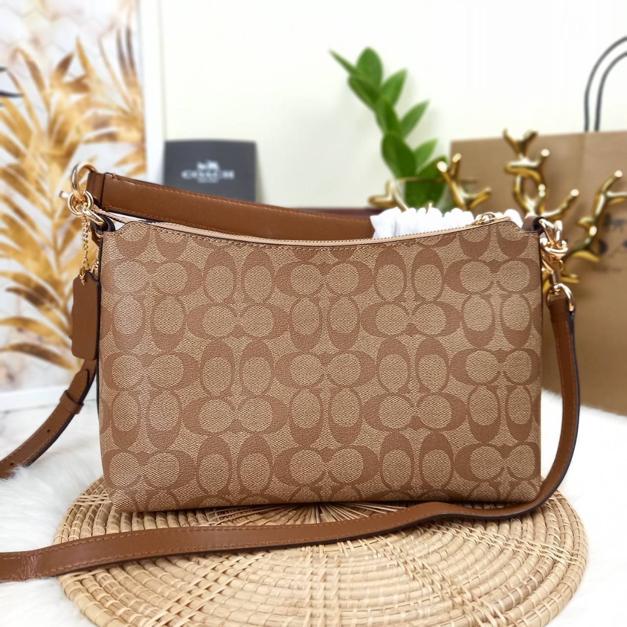 COACH LEWIS SHOULDER BAG IN SIGNATURE CANVAS (COACH F85696)🌺พอชใบใหญ่ ใส่ของได้จุใจ มีสายให้ 2 สาย อะไหล่สีทอง หรูหรา คลาสสิค สายยาวถอดได้ ปรับได้ ช่องด้านใน กว้างมากๆ ใช้ได้ทุกโอกาสจริงๆ แนะนำ ไม่ควรพลาดจ้า