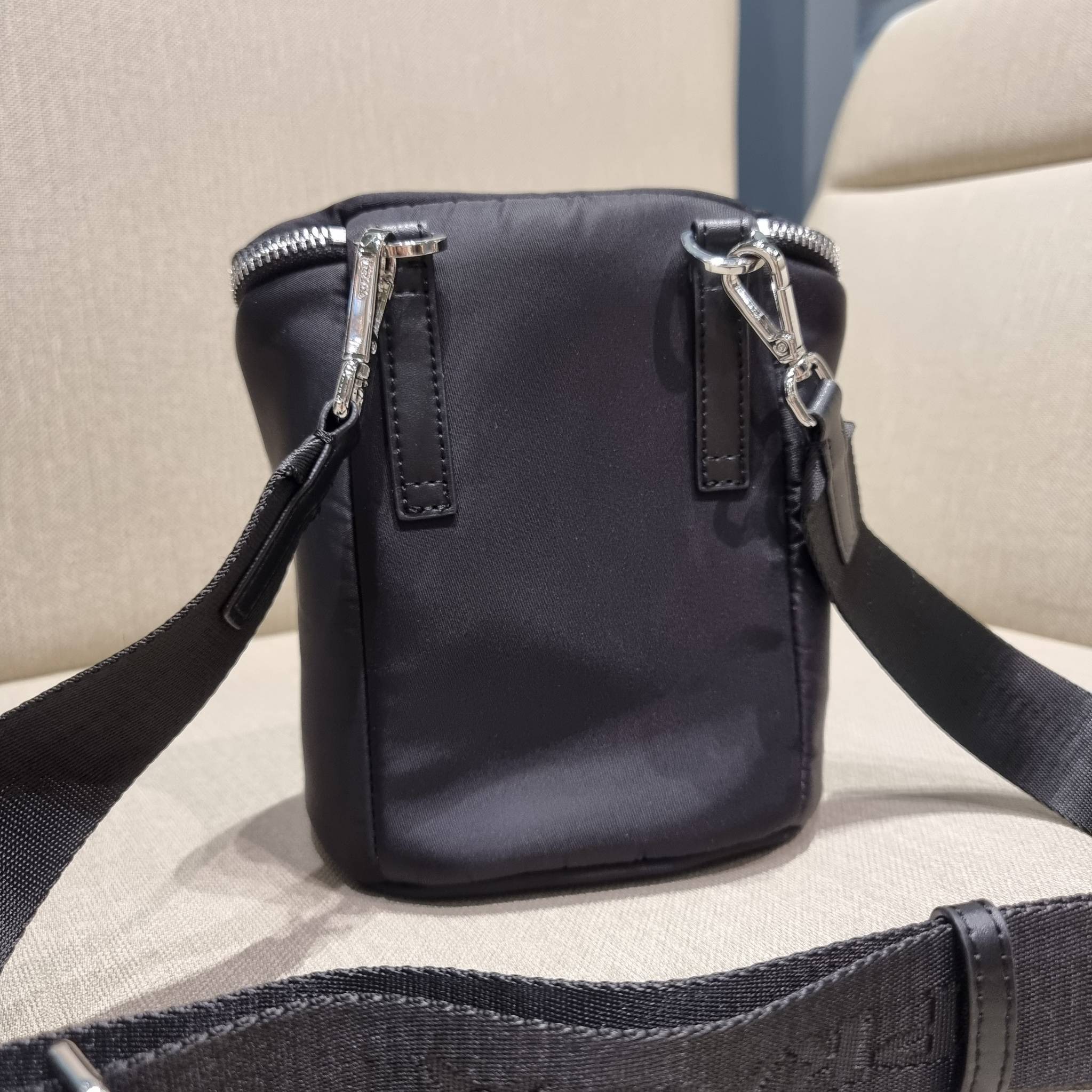 PRADA RE-NYLON AND LEATHER SHOULDER BAG ถึงเวลาของหนุ่มกันแล้ว!! ไอเท็ม best seller ที่เตรียมขึ้นแท่นรุ่นหายาก เท่ คูล ดูดี ไม่เกร่อ กระเป๋าสะพายข้าง รูปทรงเรขาคณิต ดีไซน์เรียบง่าย แต่มีความหรูในตัว วัสดุผ้าไนล่อนคุณภาพ พร้อมใบลูก ไว้ใส่เหรียญ ใส่กุญแจได้
