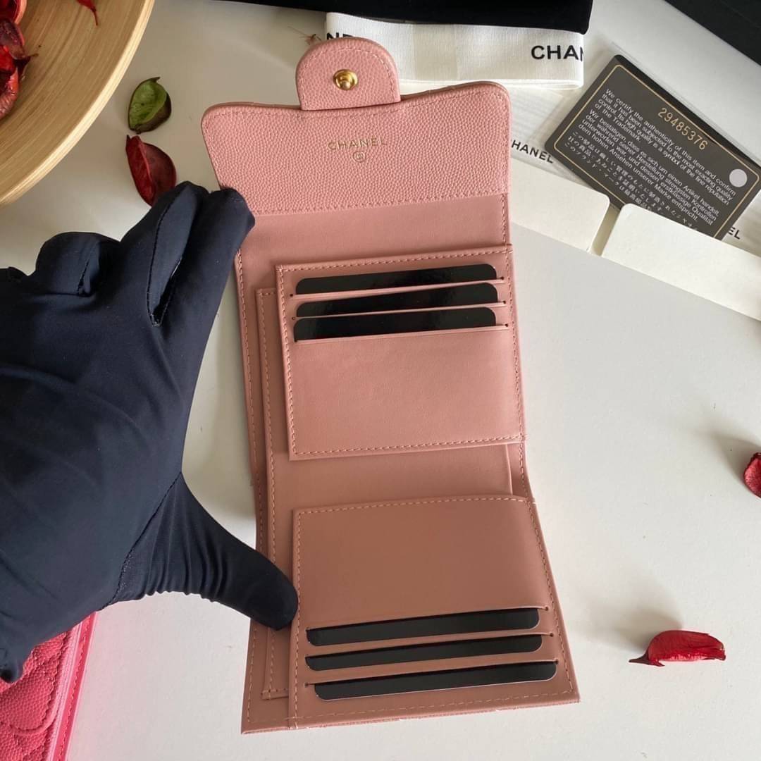 หนังแท้ Chanel Classic small wallet caviar 3 พับ พร้อมส่งที่ไทย รุ่นยอดนิยมไอเท็มฮิตวัสดุหนังแท้คาเวียร์สวยคลาสสิคเปิดปิดด้วยฝาปิดกระดุมด้านหน้ามีโลโก้แบรนด์อะไหล่ทองสวยหรูดูดี ตัวจริงสวยน่าใช้ Chanel mini นาทีนี้กำลัง in สุดๆ ภาพสินค้าถ่ายจากงานขายจริง ใ