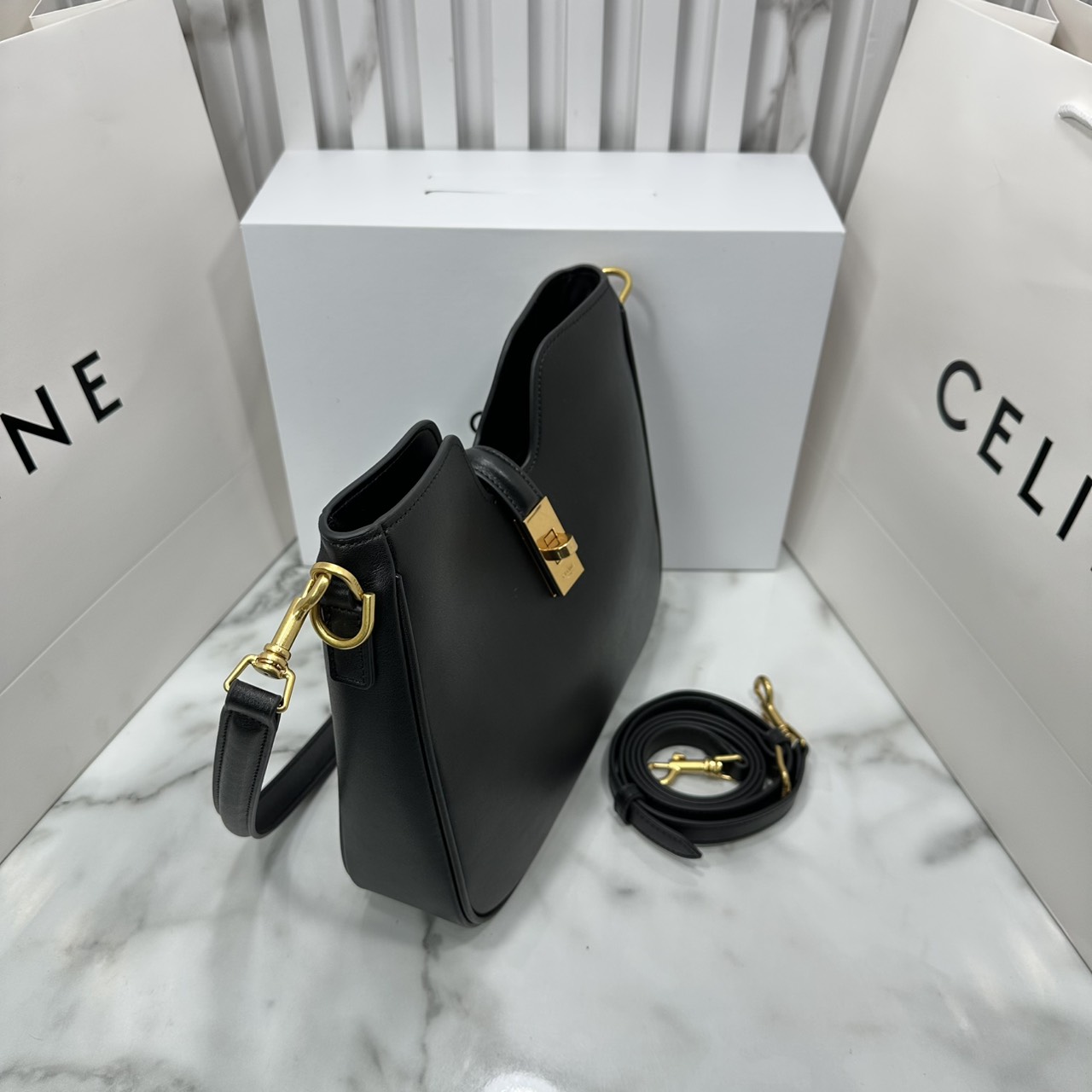 ORI หนังแท้ | CELINE SMALL CAMILLE 16 SOFT BAG IN SMOOTH LEATHER กระเป๋าสะพายรุ่นใหม่ล่าสุดของไลน์ 16 soft รูปทรงแบบโฮโบที่มาพร้อมดีไซน์ที่ใช้งานได้จริง หรูหราและโดดเด่น ฝาพับหนังกับตัวปิดแบบ Turnlock สีทองรูปทรงคล้ายอัญมณี